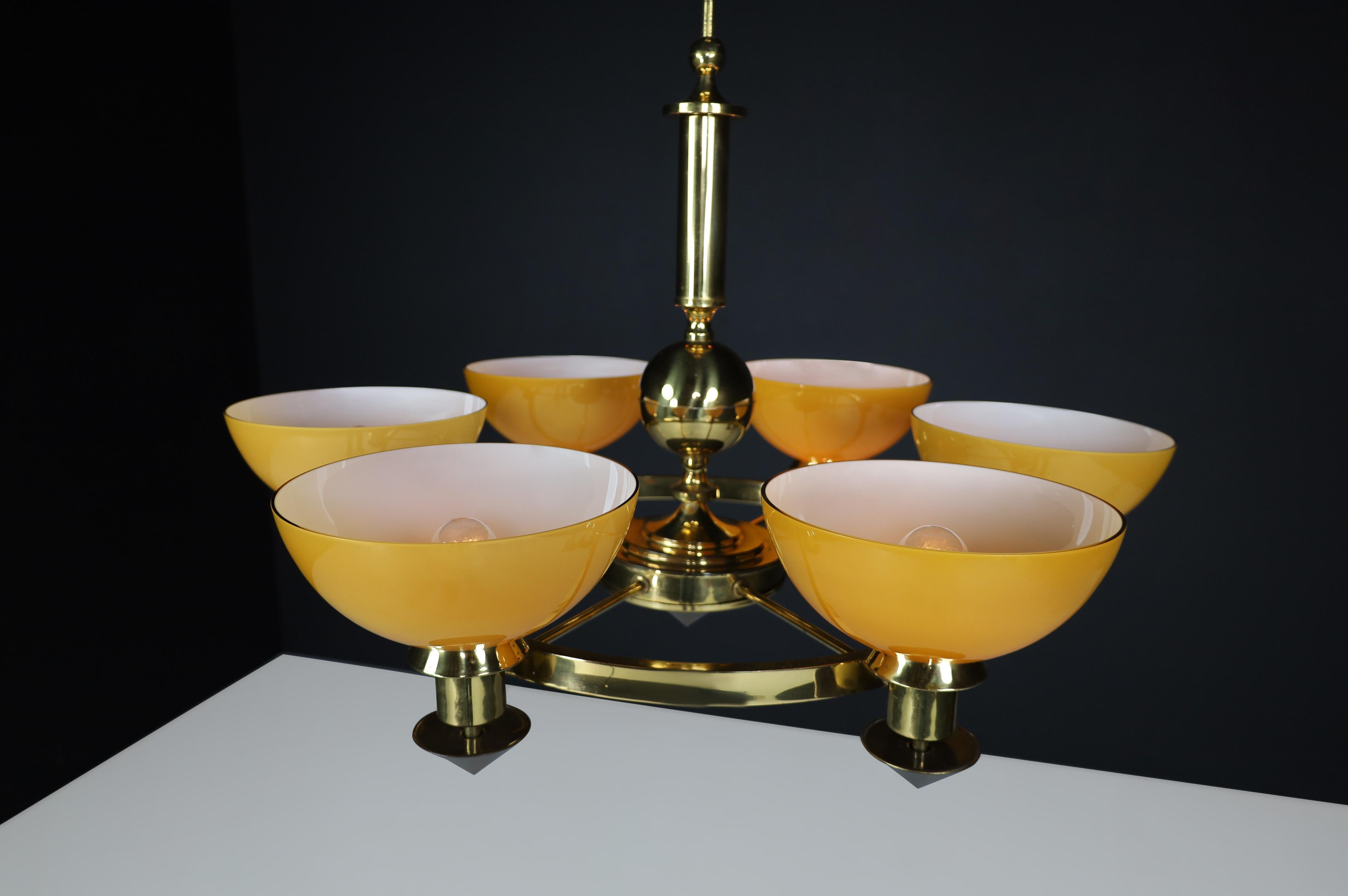 Candelabros XL de latón y cristal opalino ámbar/oro, Italia, años 70 (2 Disponibles) en venta 1
