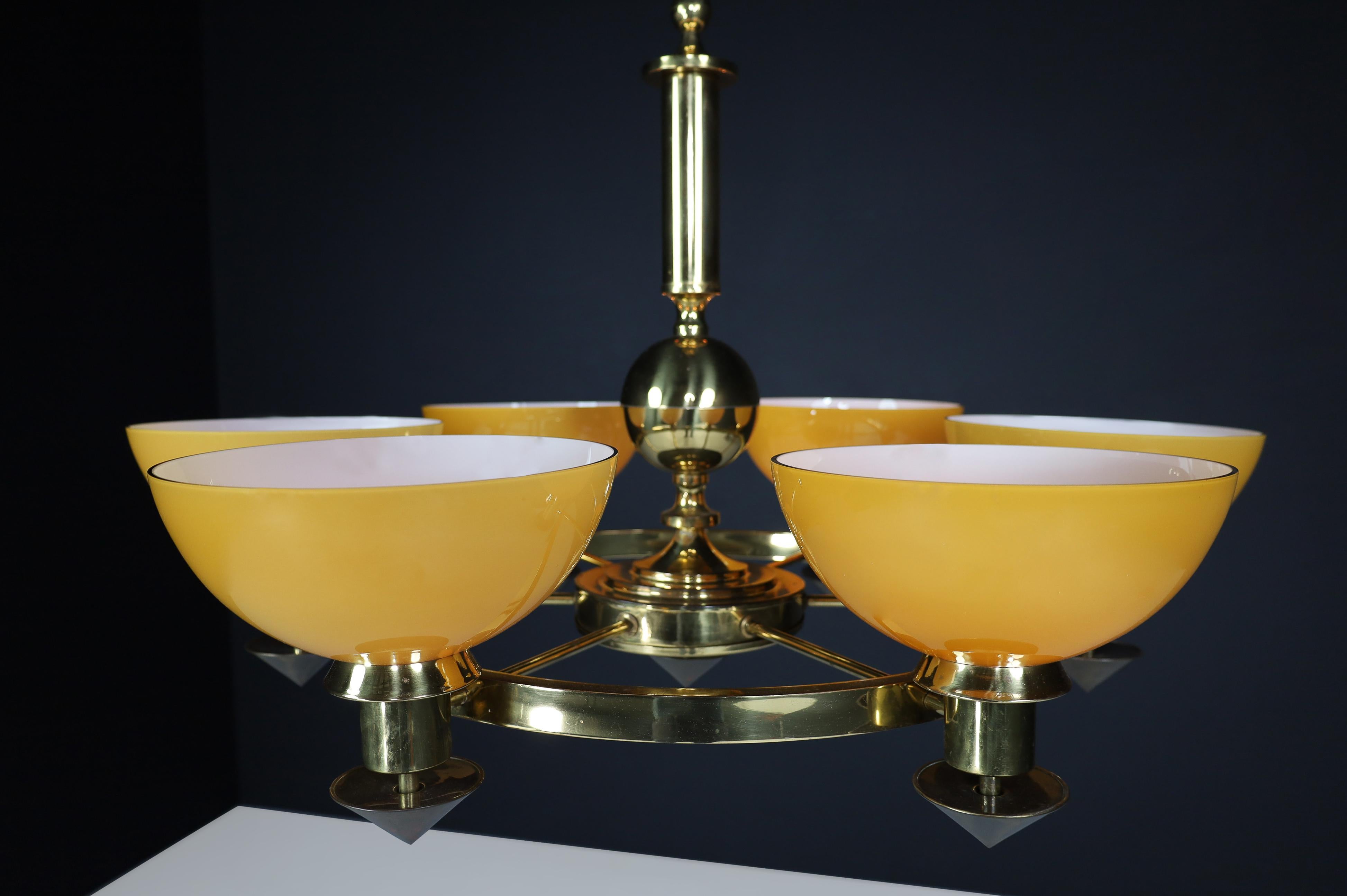 Candelabros XL de latón y cristal opalino ámbar/oro, Italia, años 70 (2 Disponibles) en venta 2