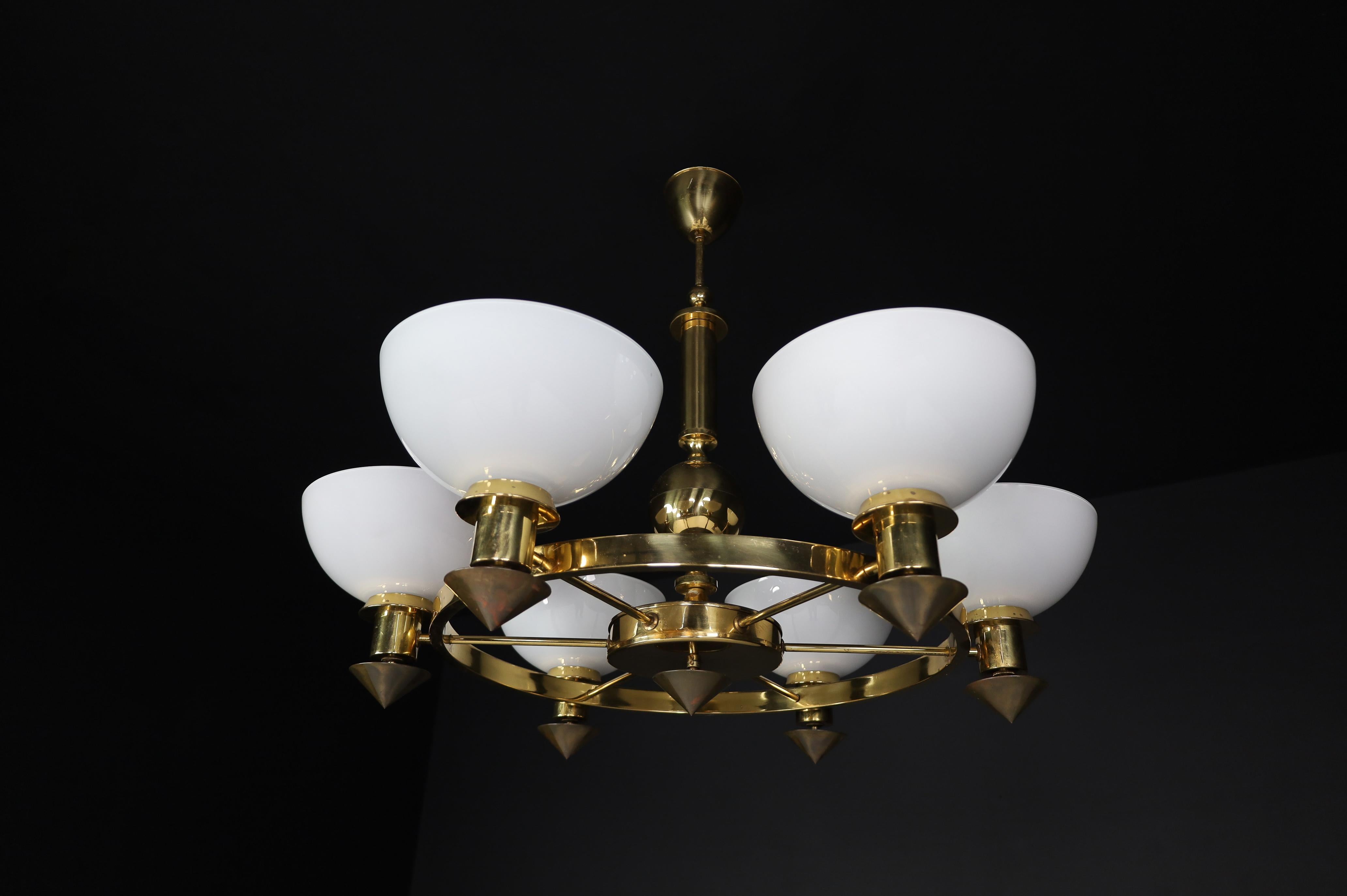 Lámparas XL de latón y cristal opalino blanco, Italia, años 70 

Esta excepcional lámpara de araña extragrande, fabricada en Italia en la década de 1970, ejemplifica el atrevido diseño de mediados de siglo y la refinada artesanía. Su impresionante