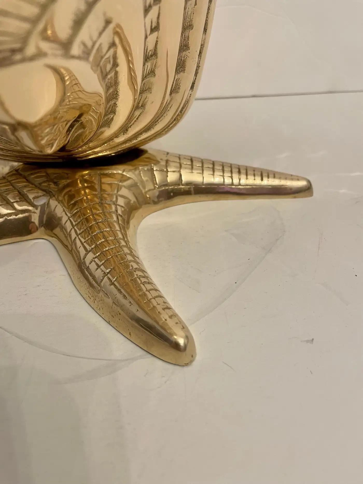 Coréen Sculpture de jardinière nautique XL en laiton sur socle en forme d'étoile de mer en vente