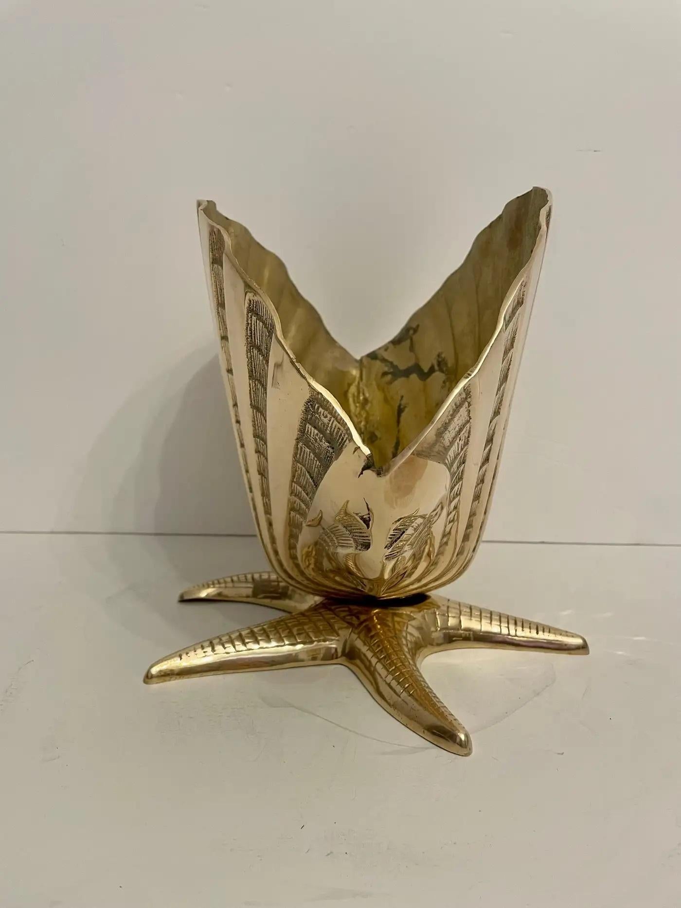 Moulage Sculpture de jardinière nautique XL en laiton sur socle en forme d'étoile de mer en vente