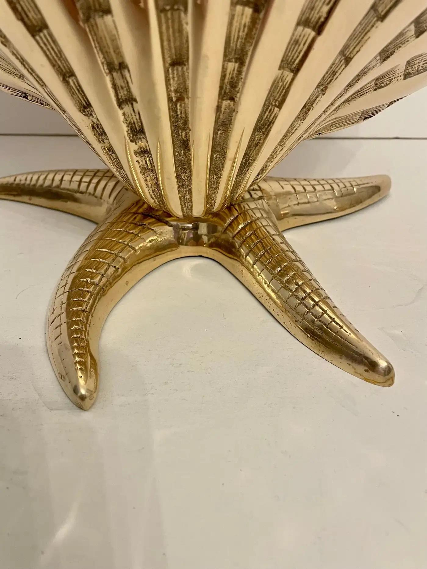 Milieu du XXe siècle Sculpture de jardinière nautique XL en laiton sur socle en forme d'étoile de mer en vente