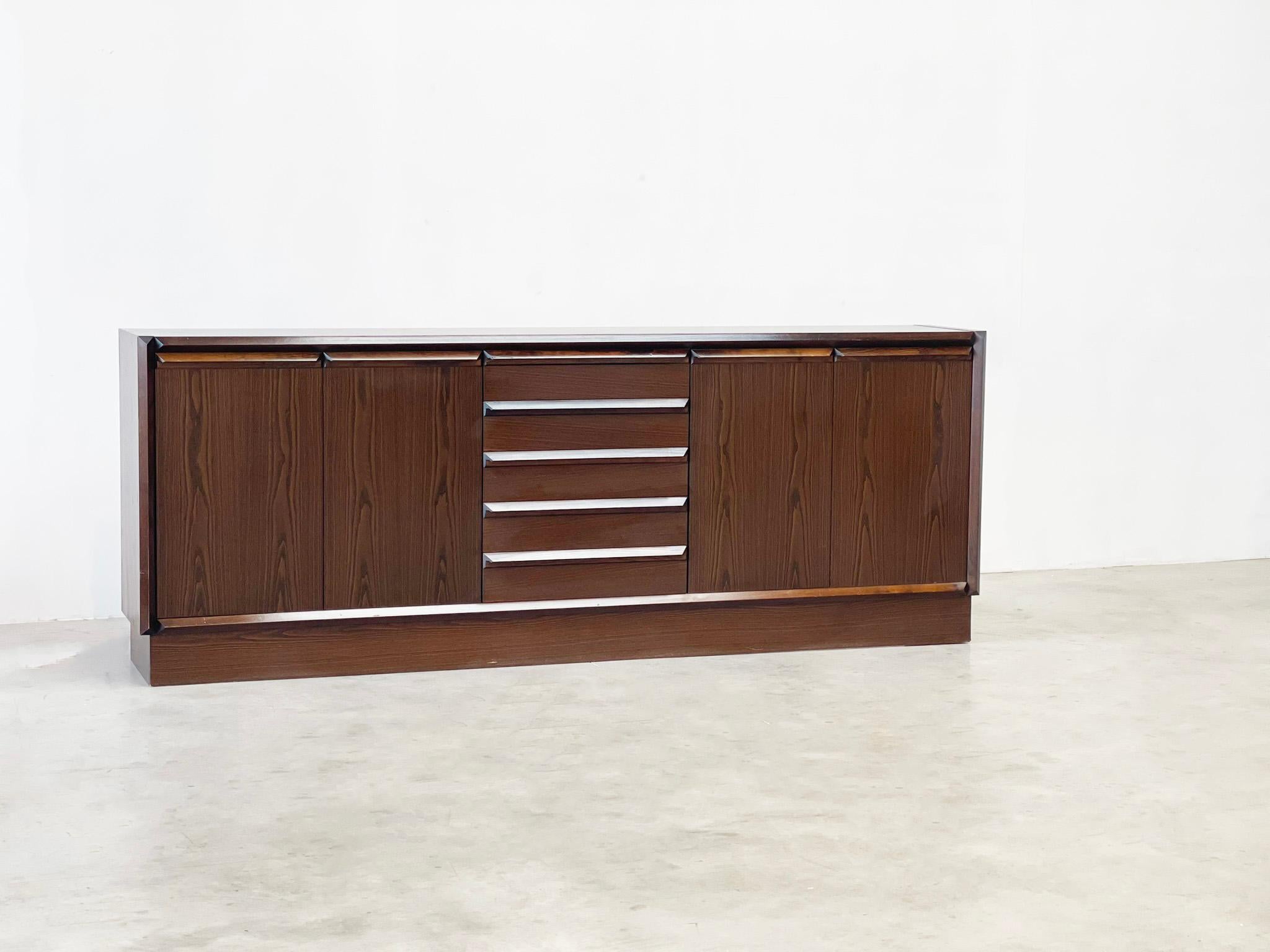 XL brown brutalist credenza

Gorgeous brutalist credenza made in Belgium 1970.

This is one is an good quality example with solid wood doors and parts.

 

This one is in very nice wood and has 4 folding doors with a lot of storage space and one