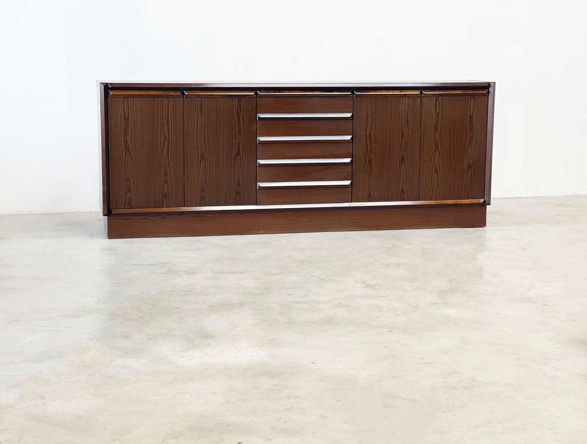 XL brutalist graphical wooden credenza In Good Condition For Sale In Nijlen, VAN