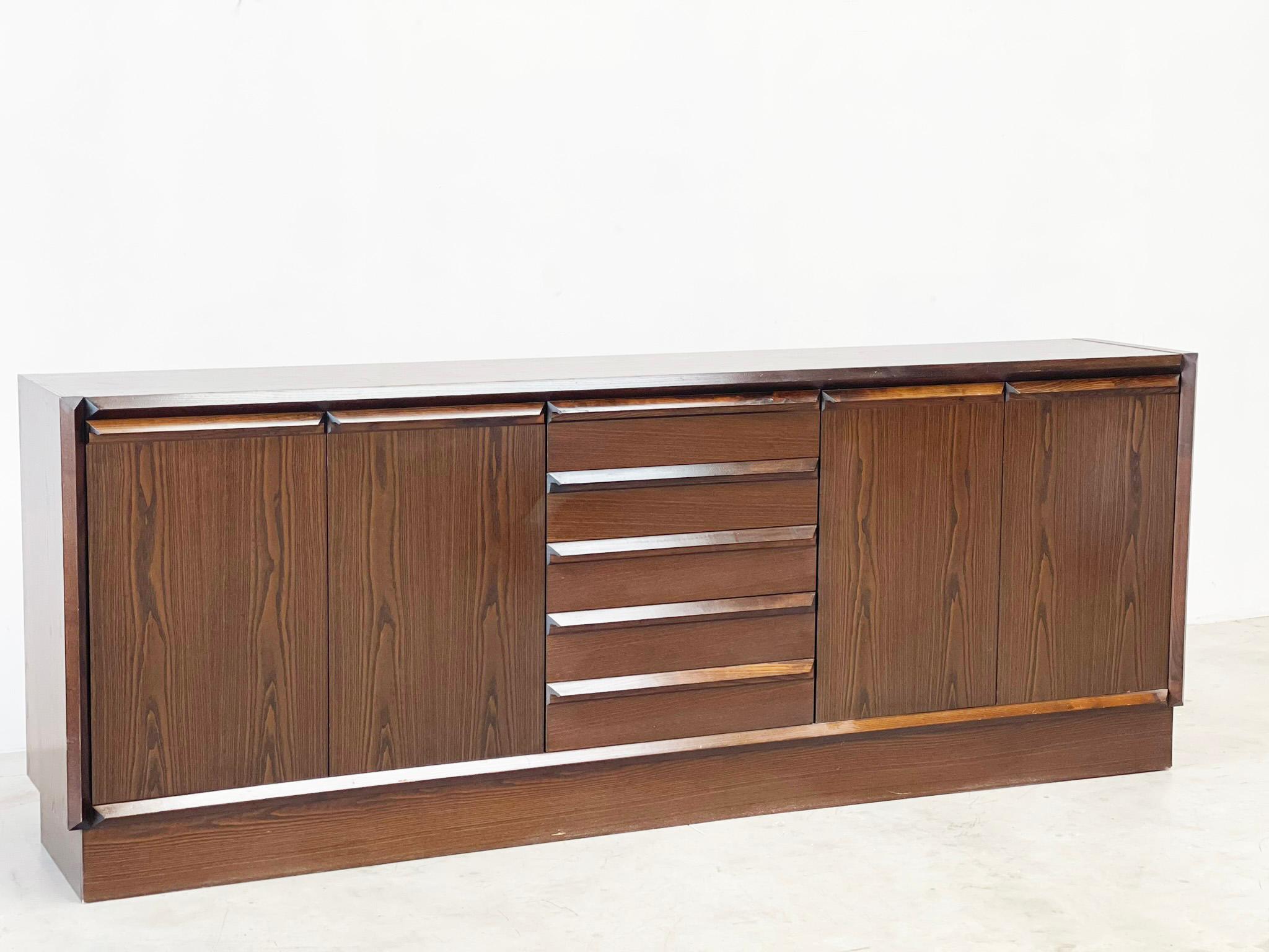 XL brutalist graphical wooden credenza For Sale 1