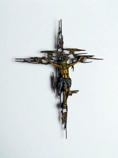 Crucifix brutaliste XL en laiton espagnol, d'après le « Christ » de Dalí, vers 1970