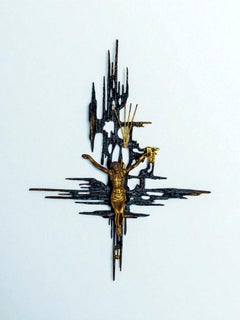 Crucifix brutaliste XL en laiton espagnol, inspiré du « Christ » de Dalí, vers les années 1970