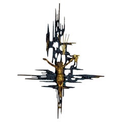 Crucifix brutaliste XL en laiton espagnol, inspiré du « Christ » de Dalí, vers les années 1970