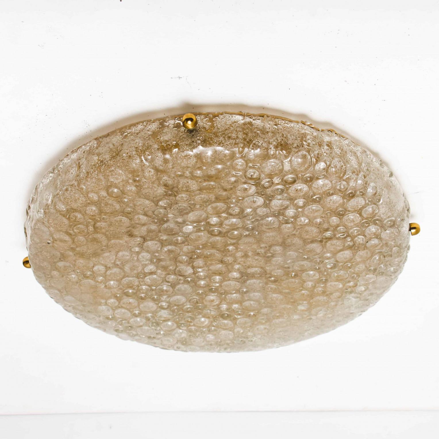 XL Hochwertiges, modernes, dickes, strukturiertes Eisglas, ca. 1965. Jede Unterputzdose ist mit einer großen runden handgefertigten Glasscheibe ausgestattet. Kann auch für beeindruckende Wandleuchten verwendet werden. Die Schale ist aus Frittenglas