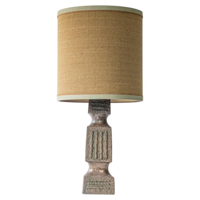 Lampada brutalista XL in ceramica marrone, paralume neutro personalizzato di R. Houben