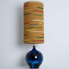 Lampada da tavolo XL in ceramica blu cobalto, paralume in seta multicolore di R. Houben