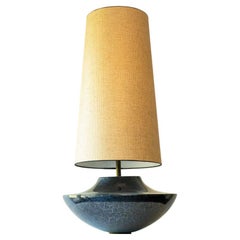Lampadaire XL en céramique gris-bleu froid, abat-jour en soie sable neuf par R. Houben