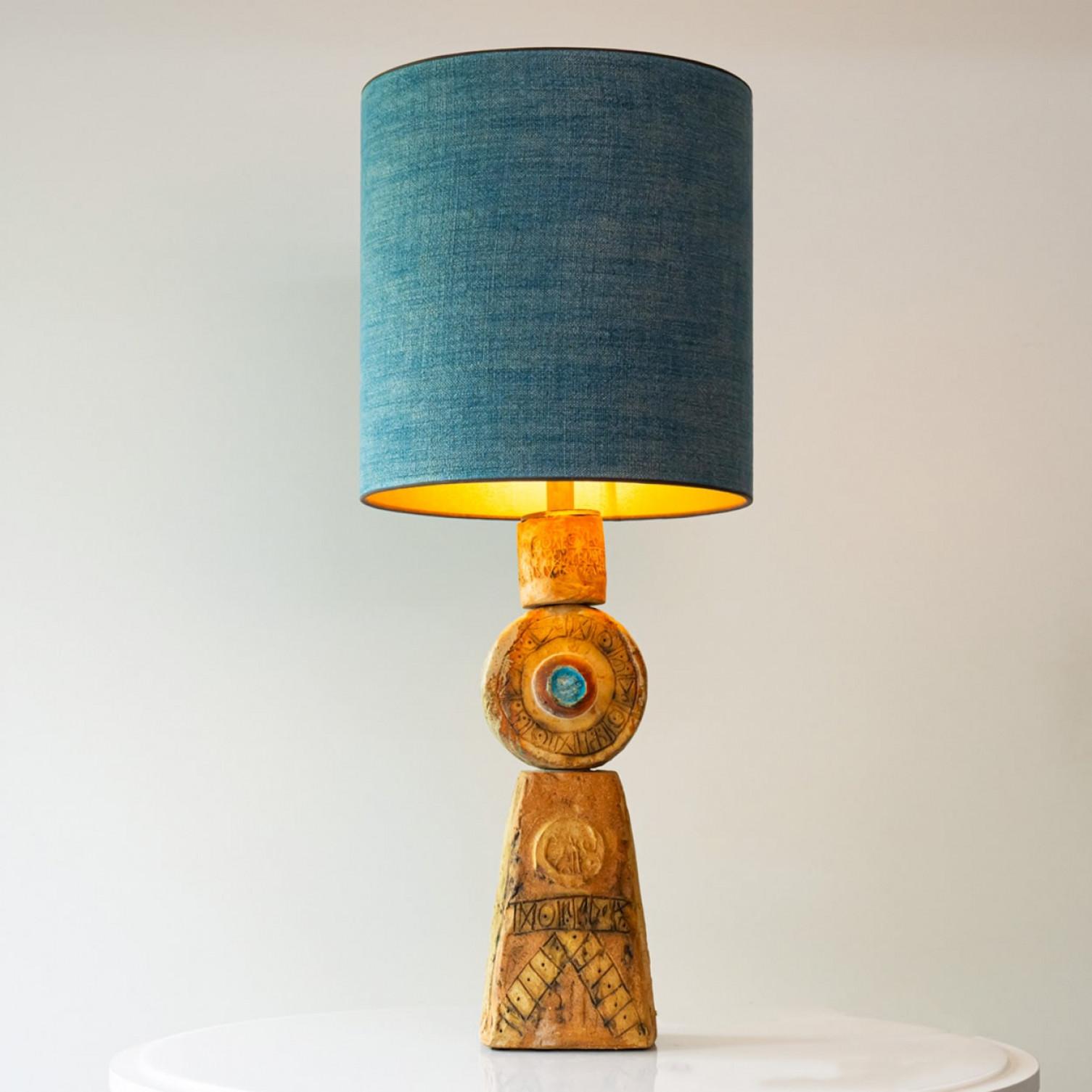 Fine XX secolo Lampada da tavolo XL in ceramica di B. Rooke, nuovo paralume blu di R. Houben, 1970 in vendita