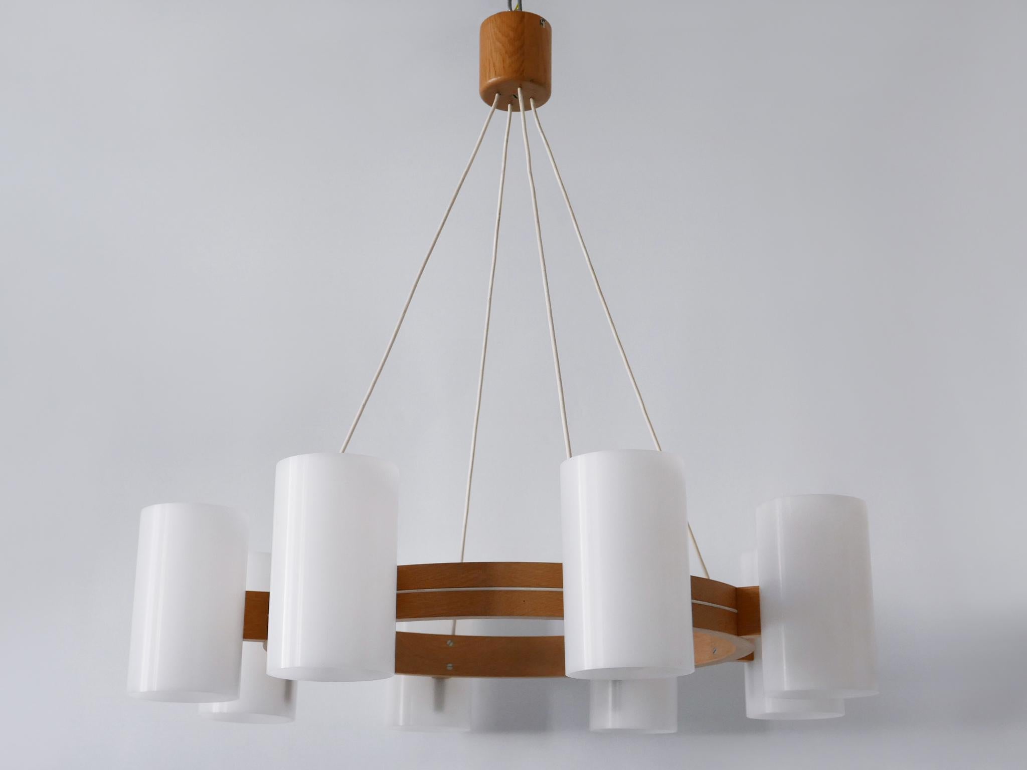 Rara ed elegante lampada a sospensione o lampadario a otto fiamme del Mid-Century Modern. Modello '587 Cylinder'. Disegnata da Uno & Östen Kristiansson per Luxus Vittsjö, Svezia, 1960. Frammento di etichetta del produttore sul