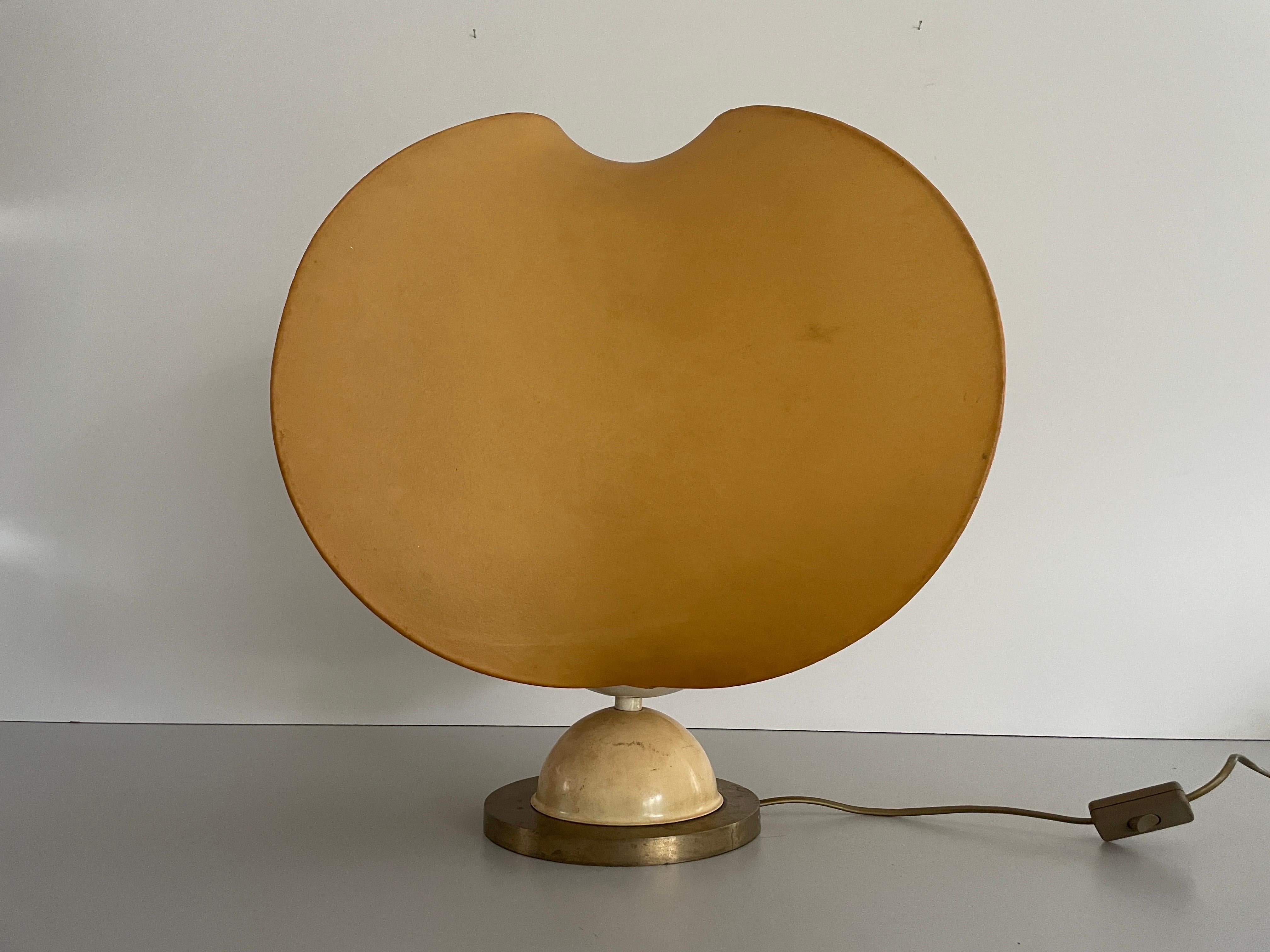 Lampe de table à abat-jour en cocon XL avec base en laiton, années 1960, Italie

Design/One minimal et naturel
Très haute qualité.
Entièrement fonctionnel.
Câble et prise d'origine. Ces lampes conviennent aux prises de courant de l'UE. 

Les lampes