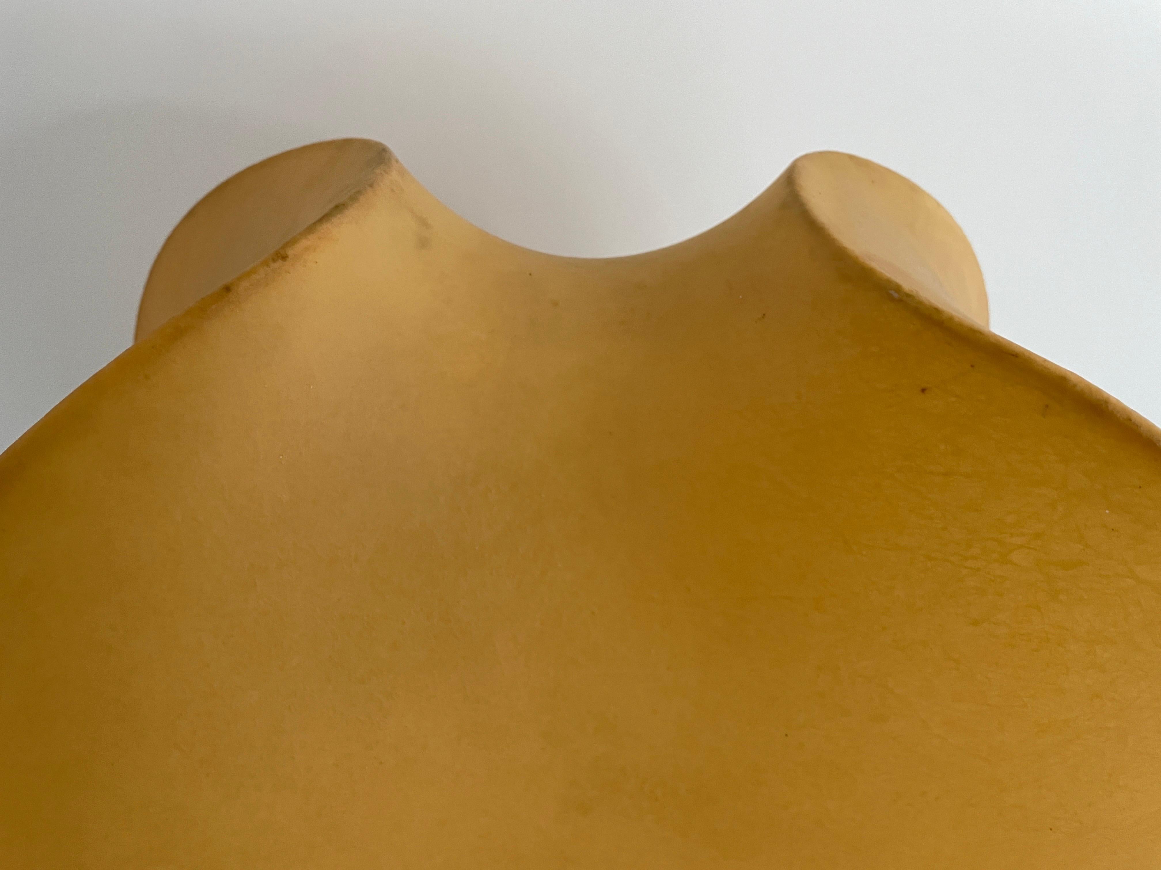Milieu du XXe siècle Lampe de table à abat-jour en cocon XL avec base en laiton, années 1960, Italie en vente