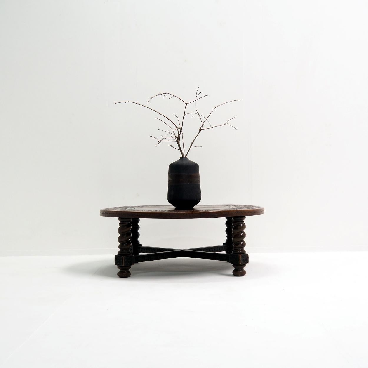 Table basse XL par Angel Pazmino pour Muebles de Estilo.

La table est signée et datée au crayon sur le fond. Probablement avec le nom du propriétaire de l'époque et l'année d'achat de la table. 1971.
