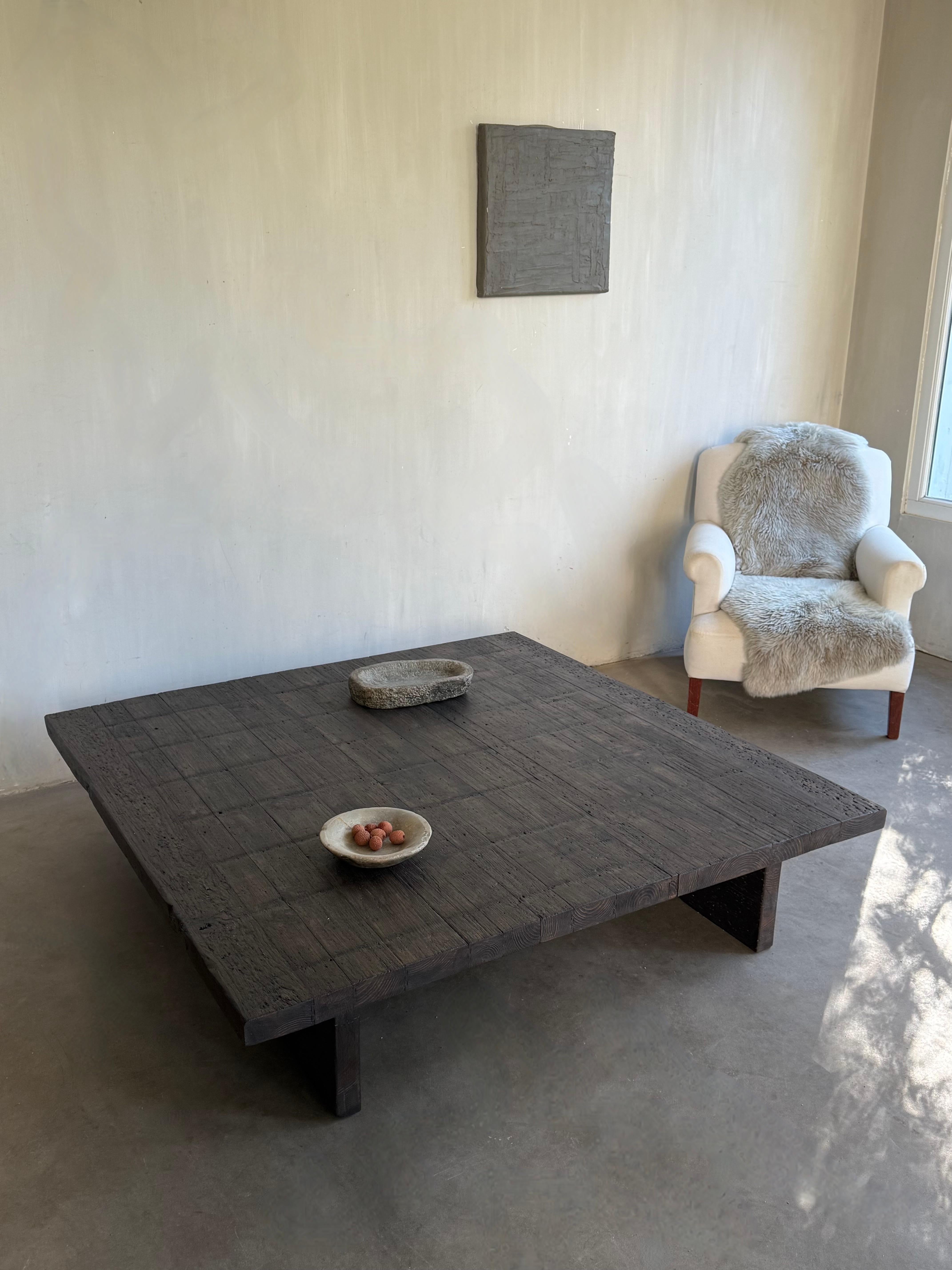 XL Coffee Table in Antique Lariks In Good Condition For Sale In Nijlen, BE