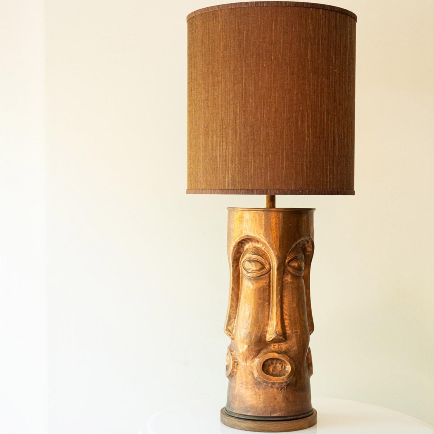 Large Unique Copper walnut wood floor/table  lamp with faces,  new lampshade by René Houben, 1970.

This stunning lamp base brings rich visual appeal to any interior. With a beautiful sculptural shape and warm color, combined with walnut wood.

This