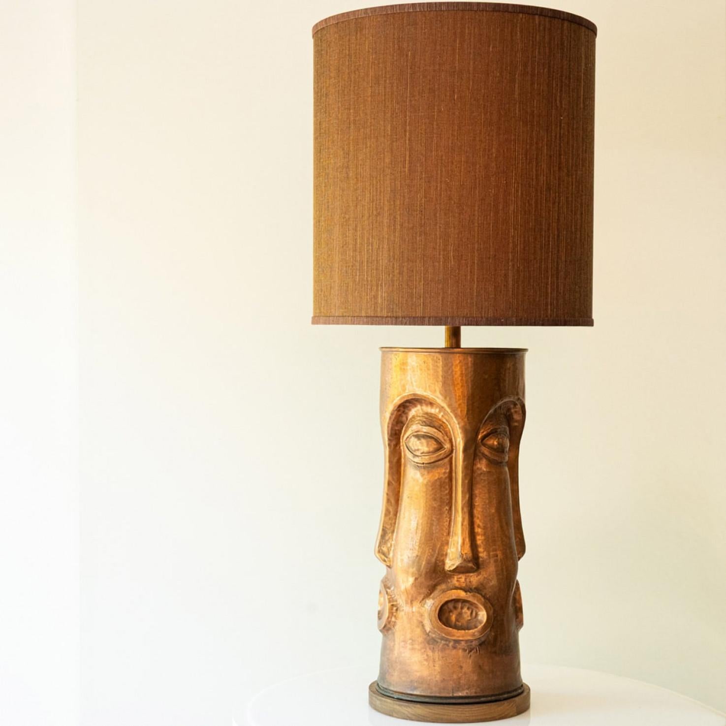 Große, einzigartige Steh-/Tischlampe aus kupferfarbenem Nussbaumholz mit Gesichtern und neuem Lampenschirm von René Houben, 1970.

Dieser atemberaubende Lampensockel verleiht jedem Interieur eine reizvolle Optik. Mit einer schönen skulpturalen Form