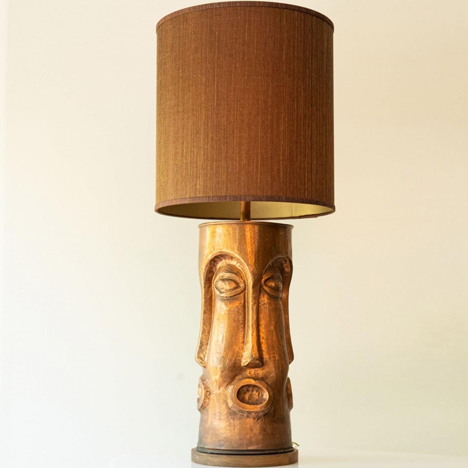 XL Copper Walnut Wood Floor Lamp with Faces, New Lampshade by R. Houben, 1970 In Good Condition For Sale In Rijssen, NL