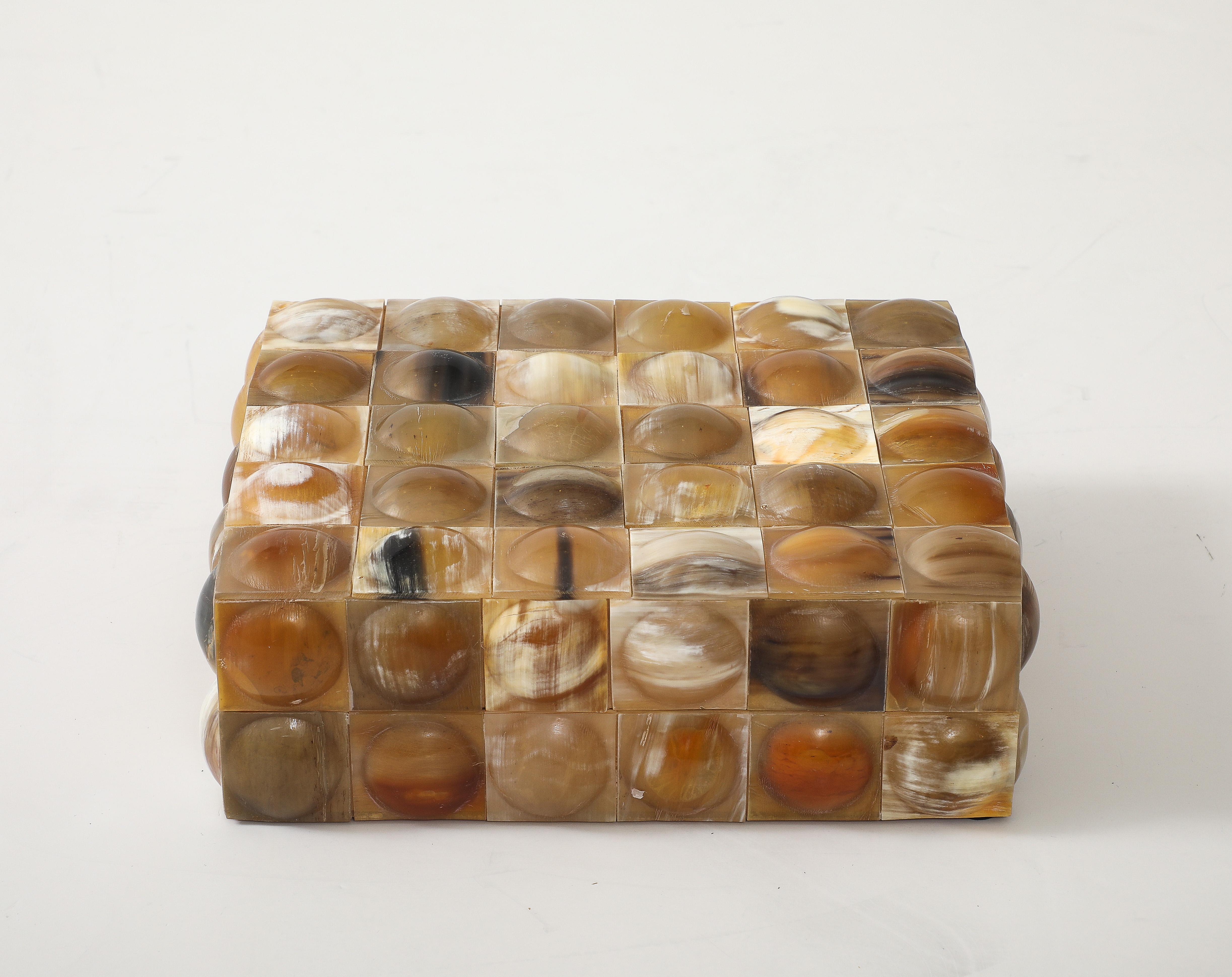 Caja decorativa sobredimensionada revestida de  elementos de cuerno cóncavo con juego de vapor.