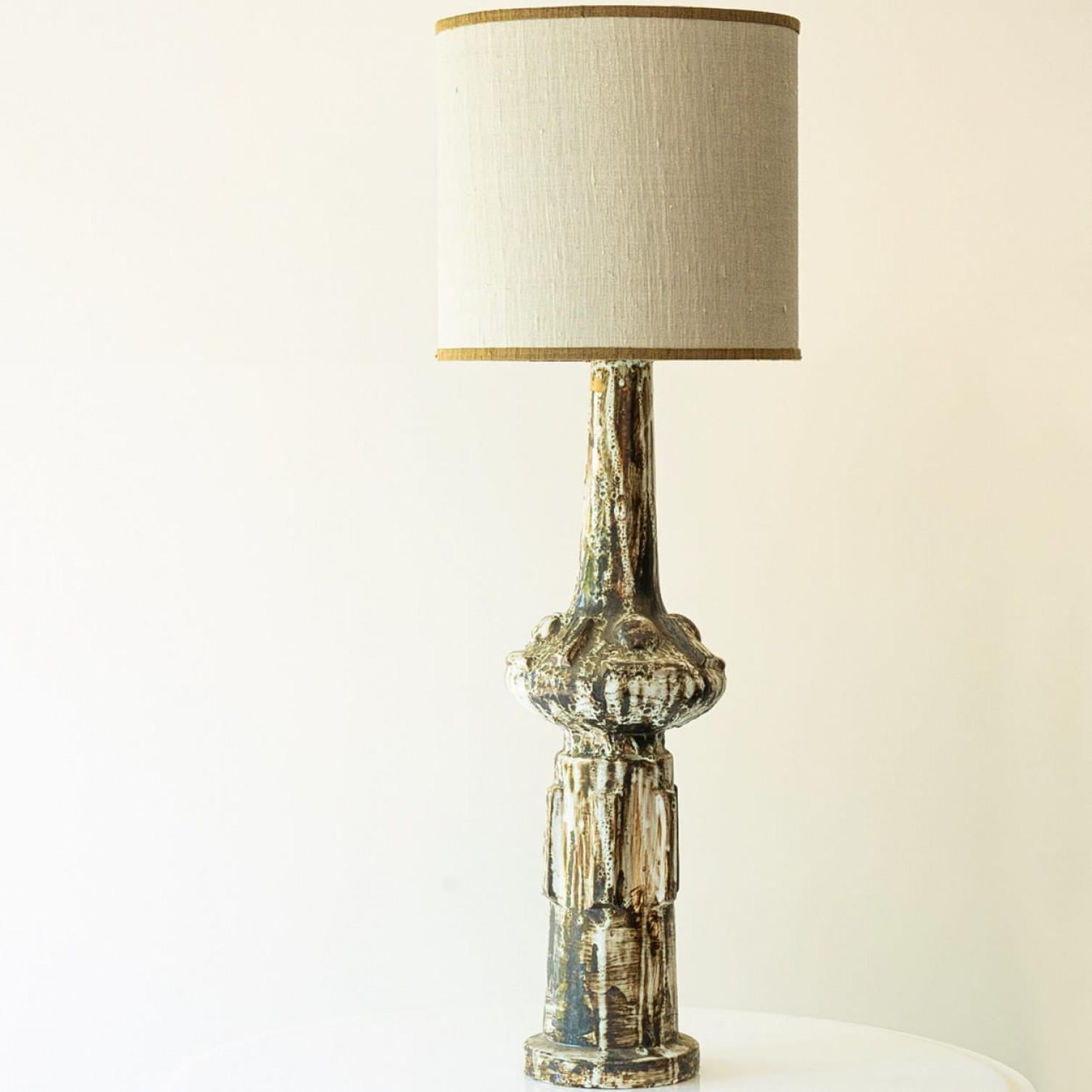 Fin du 20e siècle XL Dark Brown Off White Sand Ceramic Lamp, Silk Lampshade by R. Houben en vente