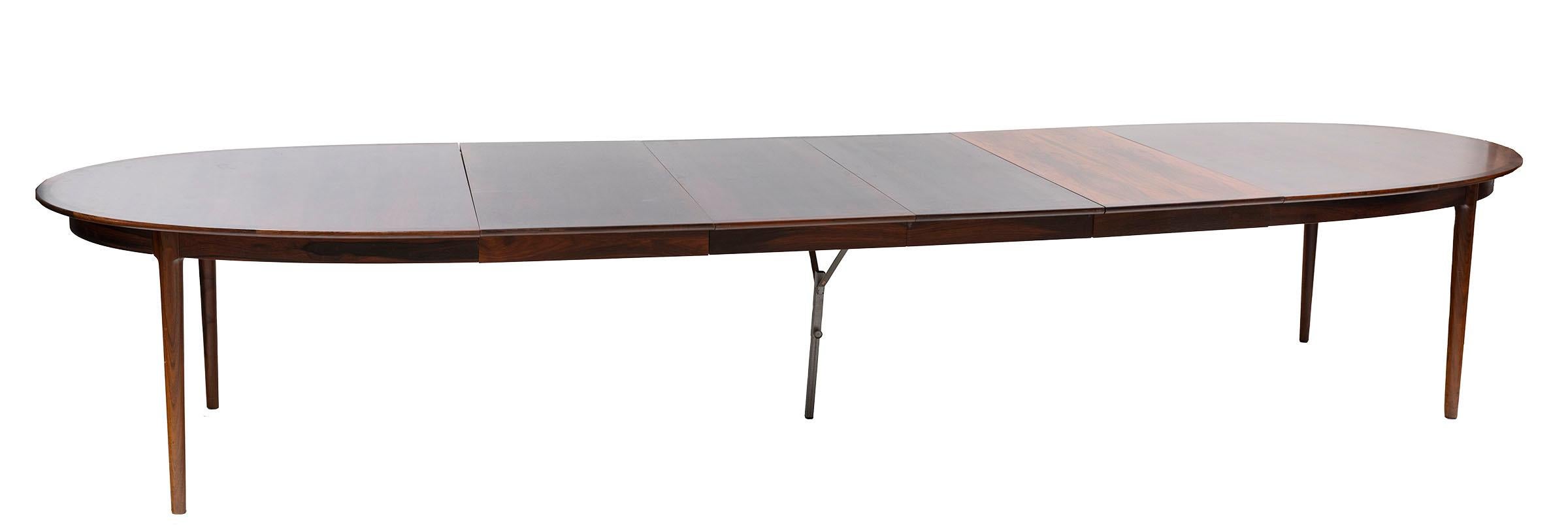 Fabuleux 410 cm de long  Table de salle à manger et 10 chaises 'Darby' par Torbjørn Afdal pour Bruksbo Norvège, années 60

Torbjørn Afdal (1917-1999) a conçu plusieurs tables de salle à manger de différentes tailles ; celle-ci est le modèle 