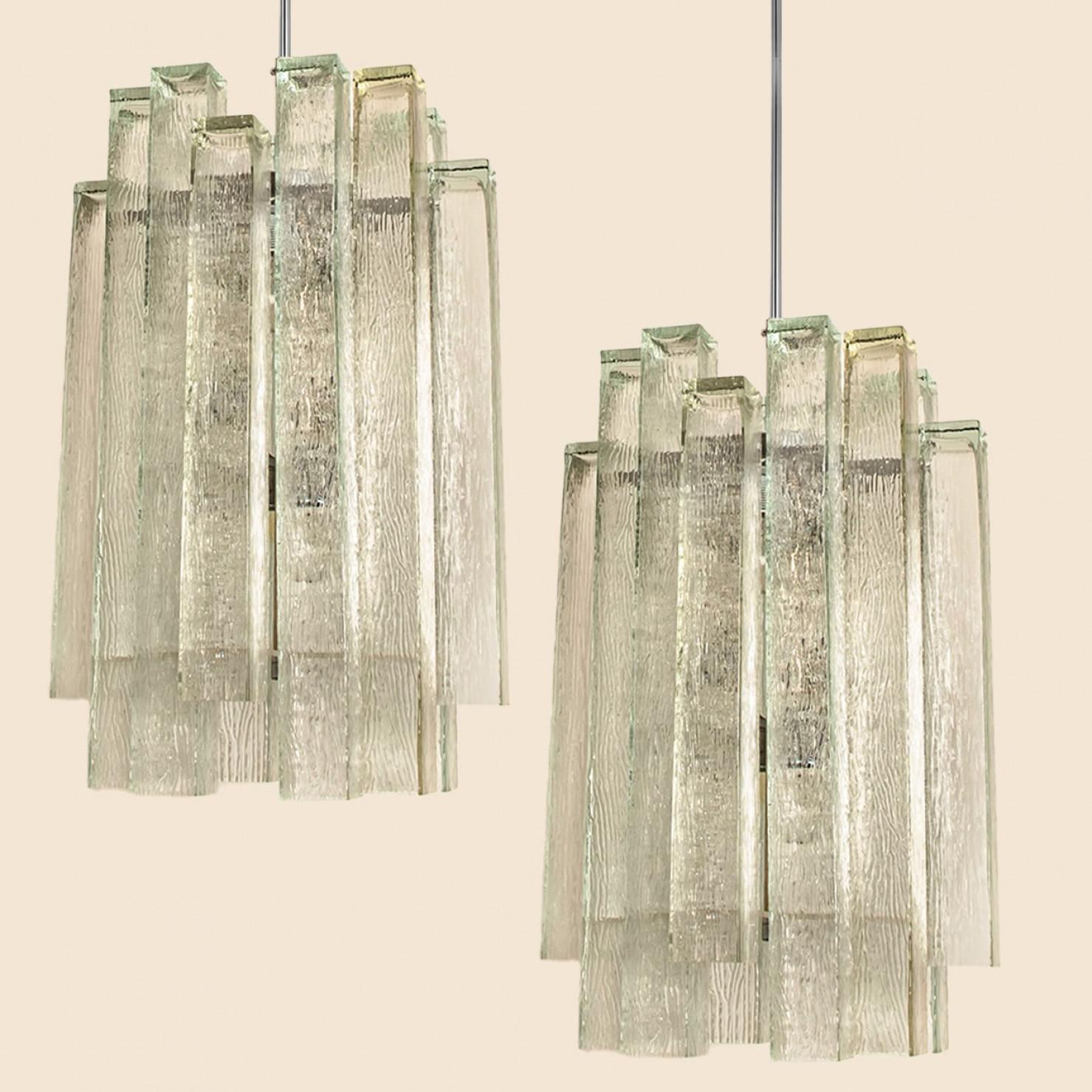 XL Lampadario moderno di metà secolo prodotto da Doria Leuchten Germany negli anni '60. La lampada presenta una struttura cromata da cui pendono 12 tubi in vetro di Murano.

Il lampadario è dotato di otto prese E27 per una splendida distribuzione