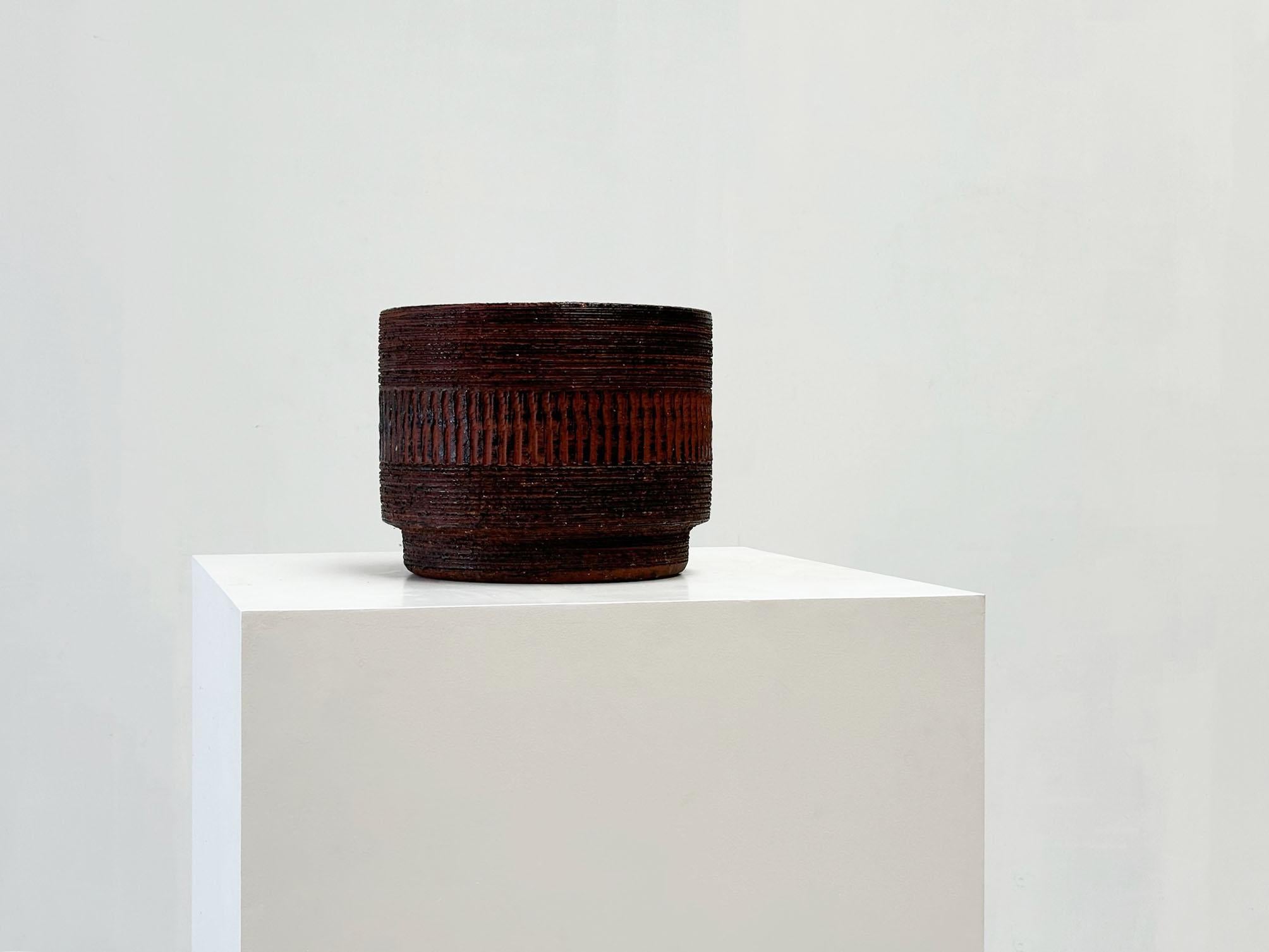 Xl holländische Keramikvase
Diese große runde Vase aus den Niederlanden, die in den 1970er Jahren hergestellt wurde, ist terrakottafarben mit Relief und einer unleserlichen Signatur auf dem Boden. Ein so großes Stück aus dieser Zeit zu finden, ist