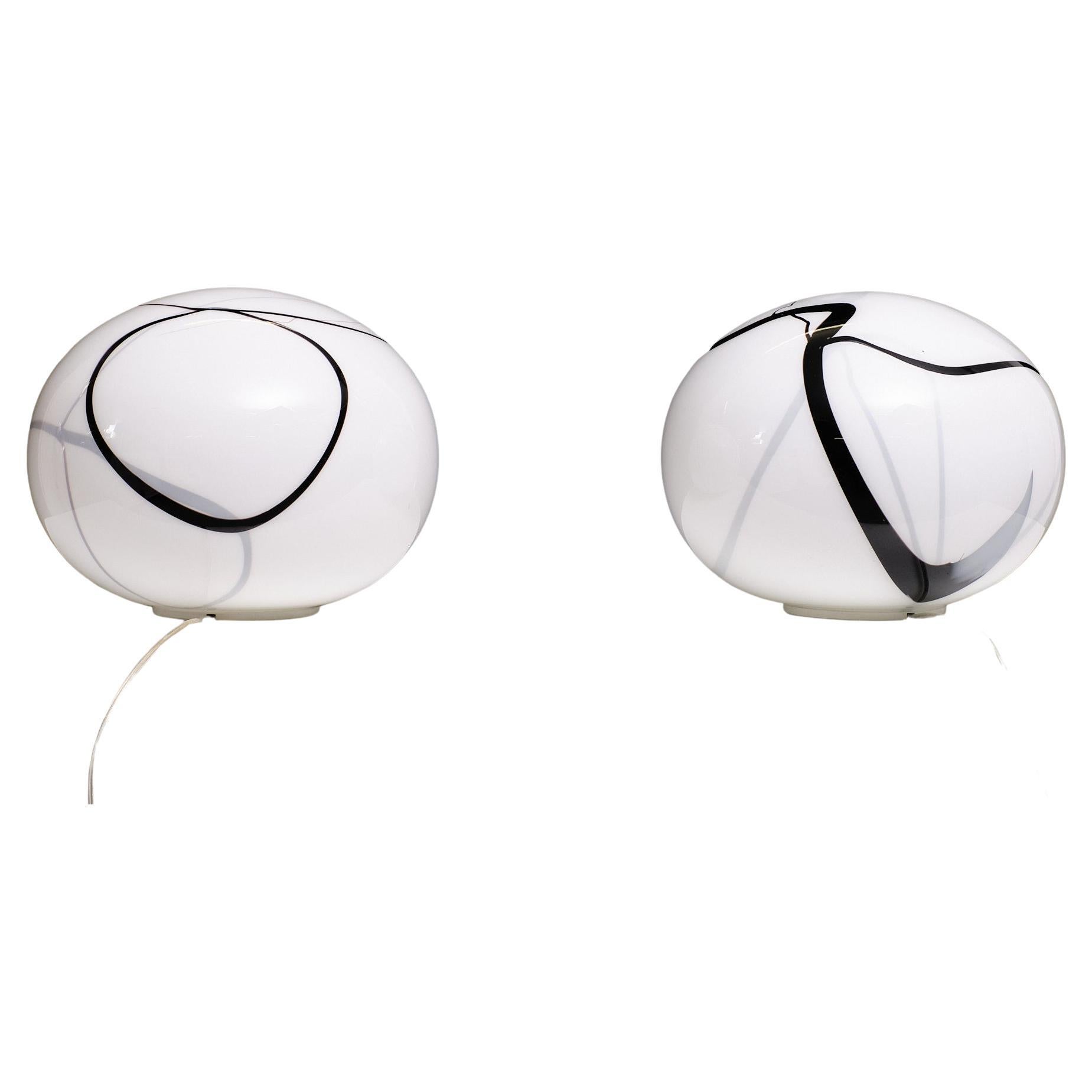 Deux fantastiques lampes de table Zebra Globe . Soufflé et décoré à la main. Fabriqué par
Zijlstra Tiel, une petite entreprise hollandaise, n'a pas la même lampe de table. 
Ensemble rare . Une grande ampoule E27 est nécessaire. 
N'hésitez pas à nous