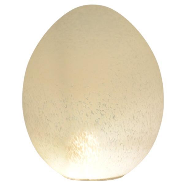 Lampe de table XL Egg de Domec Luminaires, France années 80. Très grande lampe de table en verre de forme ovoïde avec un motif de nuages. Contient une ampoule E27. Objet vintage en très bon état.