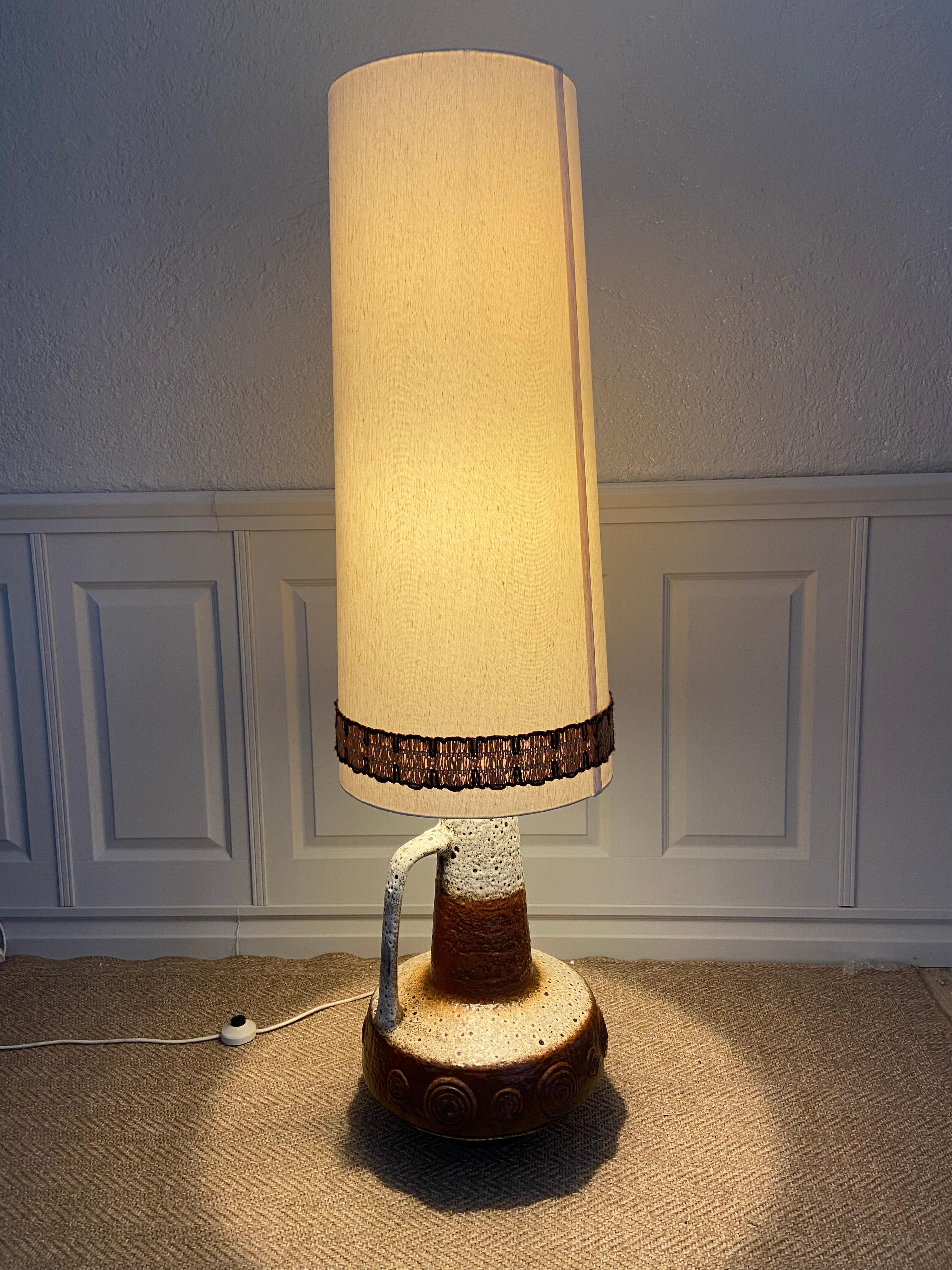 Lámpara de pie XL de Hustadt Leuchten, Alemania, años 70, , Studio Ceramic, Fat Lava en Bueno estado para la venta en Cork, IE