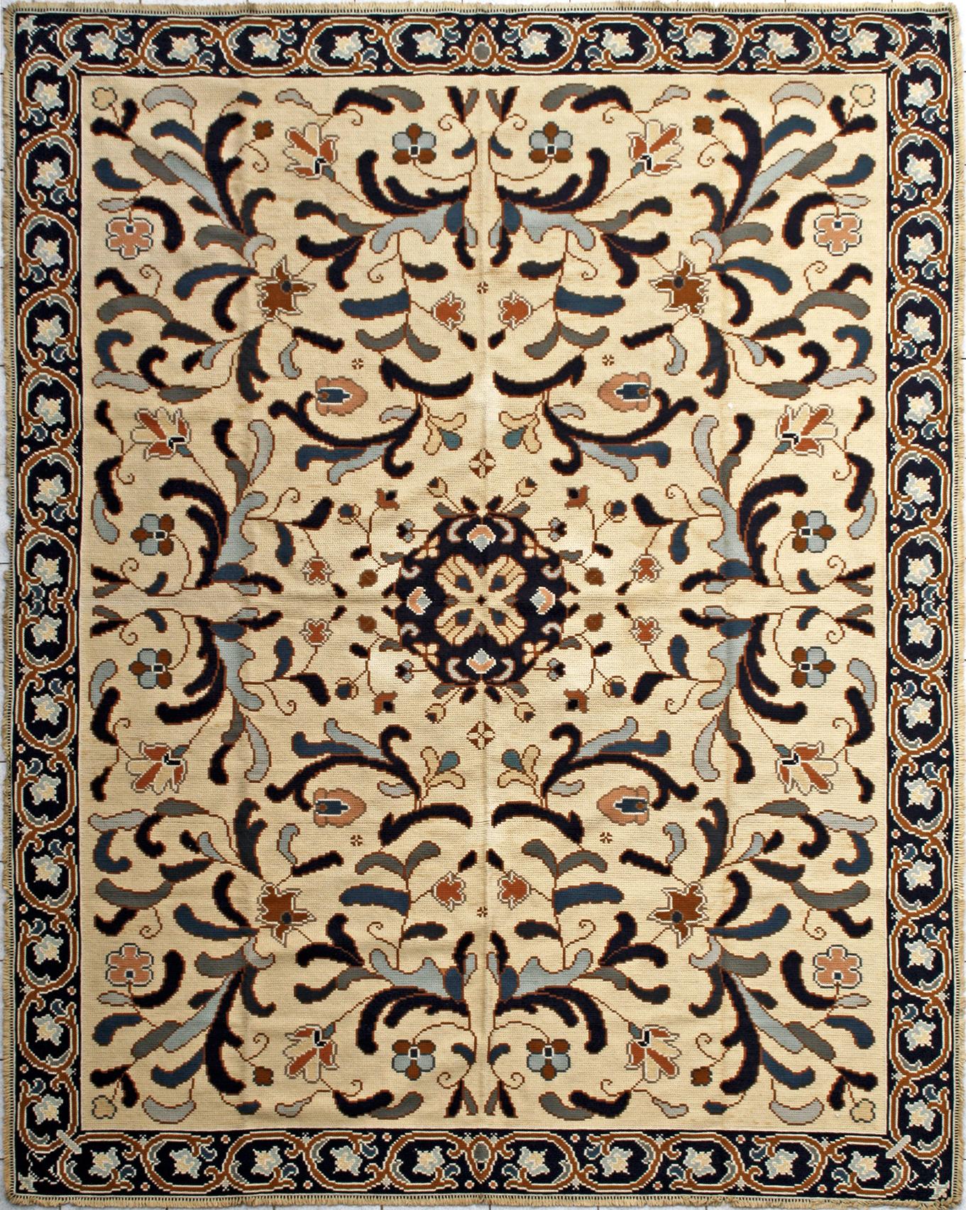 Preciosa alfombra portuguesa de Arraiolos, con un diseño decorativo y colores claros en crema y azul totalmente bordada a mano con el método portugués de punto de aguja, con lana sobre base de yute. Para bordar una alfombra de este tamaño se
