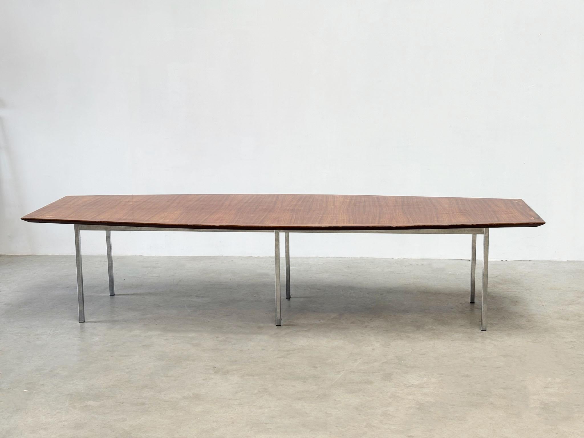 Cette impressionnante table de conférence ou immense table à manger en forme de bateau, modèle 580, conçue par Florence Knoll pour Knoll International dans les années 1950, se distingue par ses proportions raffinées et son élégance intemporelle.

