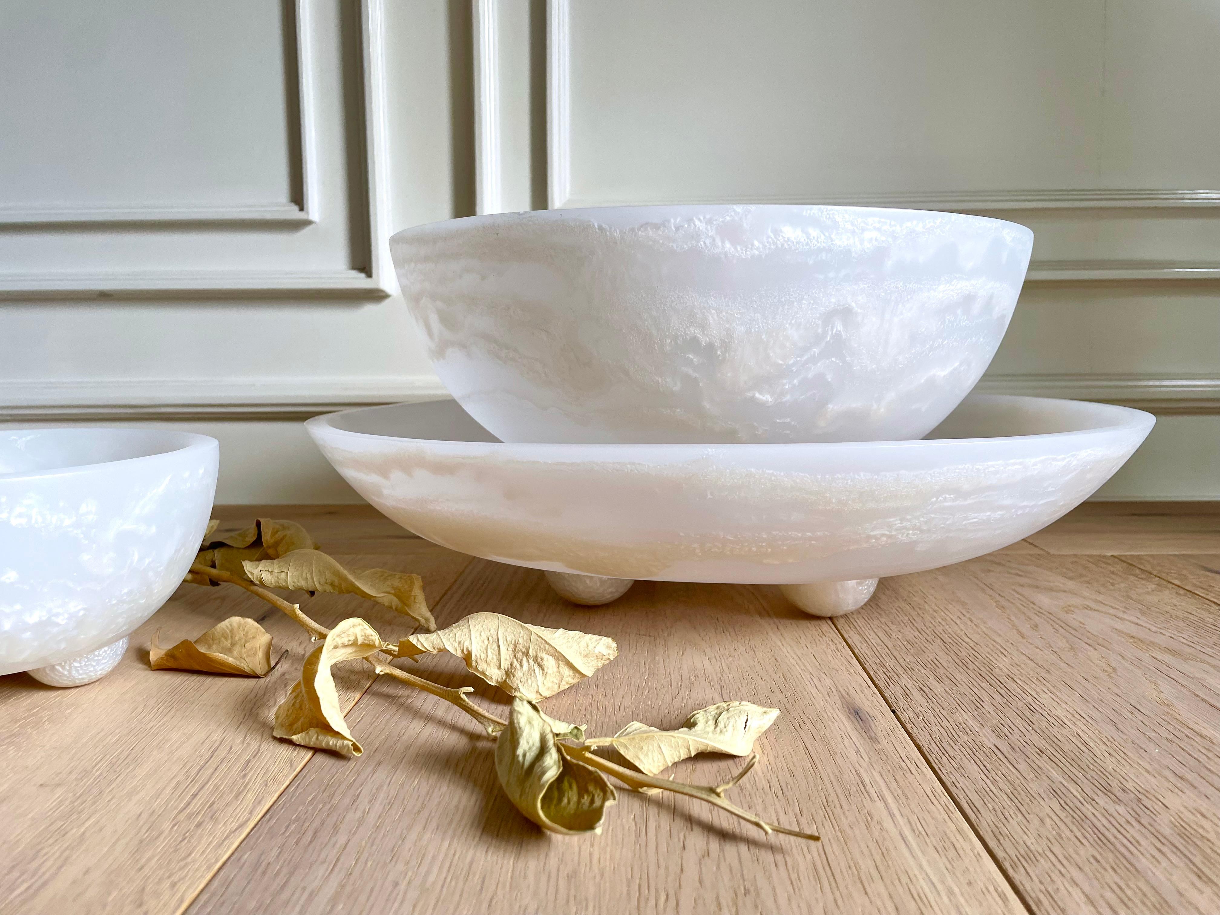 XL Footed Resin Bowl Centerpiece in White and Pearl by Paola Valle In New Condition For Sale In Ciudad De México, MX