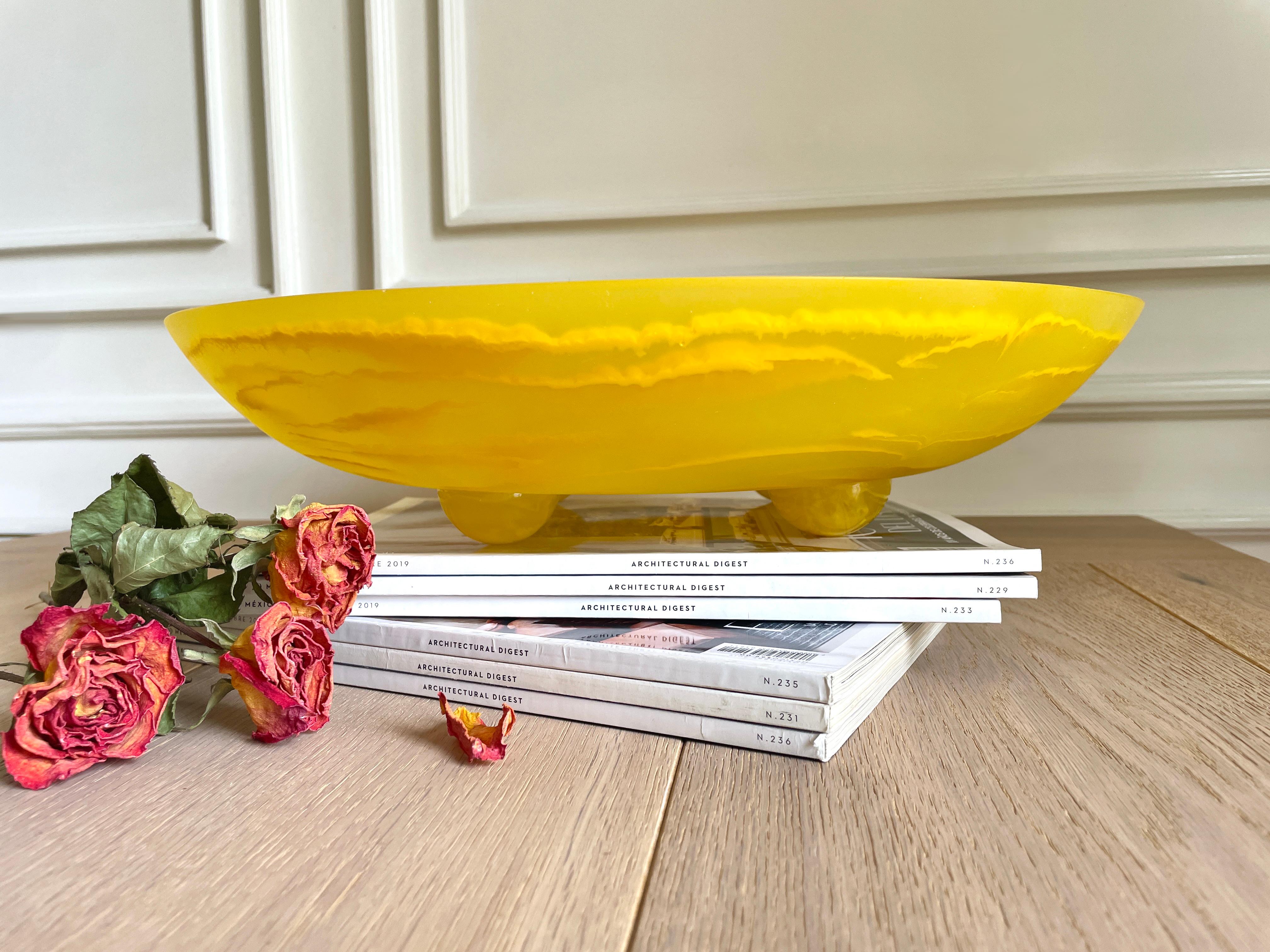 Eine elegante runde XL-Schale, die von vier Halbkugeln getragen wird, die ein lustiges, kühnes und einzigartiges Stück bilden, das sich hervorragend zum Aufbewahren von Obst, Pflanzen und vor allem für die Aufmerksamkeit aller eignet. Sie können es