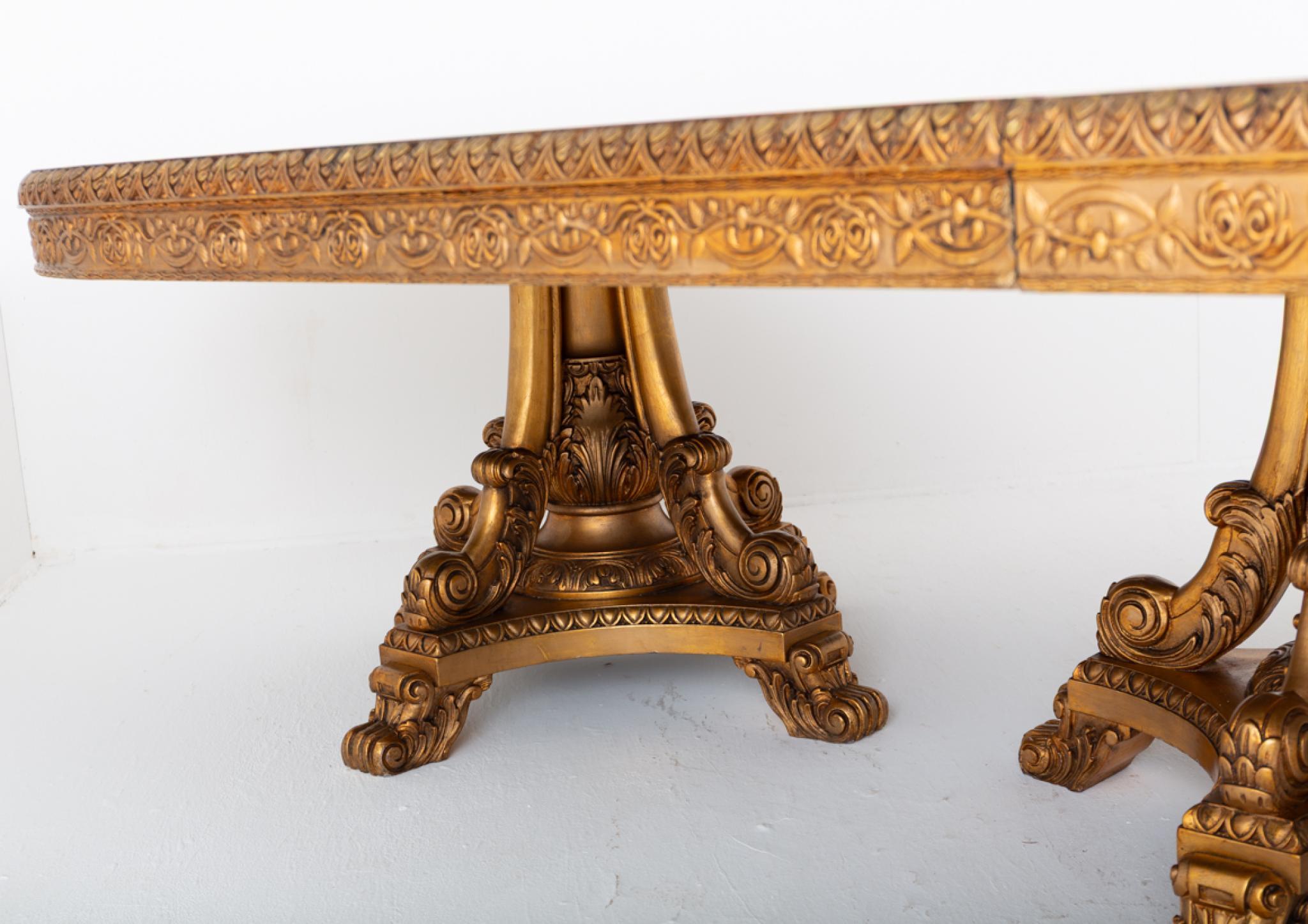 Vous avez sous les yeux une table de salle à manger unique de style Louis XVI.
La table est immense - plus de 18 pieds / 574 CM - et peut donc accueillir 22 personnes ou plus.
Nous disposons de plusieurs chaises de salle à manger assorties si vous