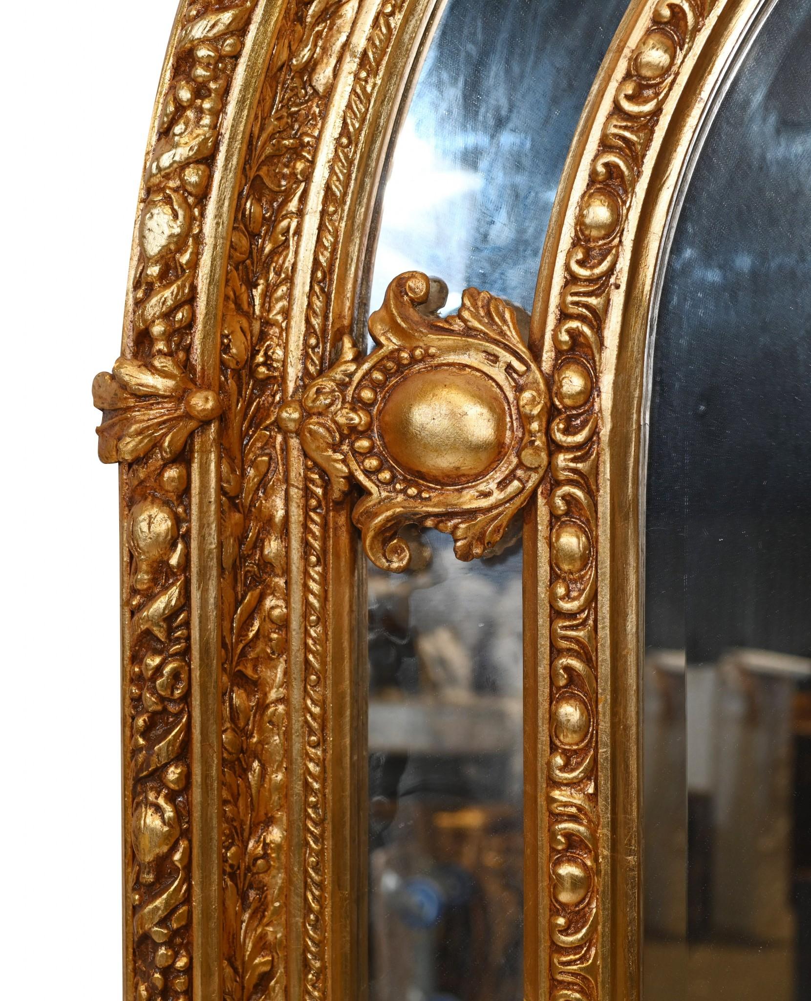 Stupendo specchio a molo francese di grandi dimensioni alla maniera di Napoleone III
L'altezza è di 220 cm, più di un metro e ottanta. 
Cornice in legno dorato elegantemente intagliata e molto decorata
Può essere utilizzato anche come specchio da