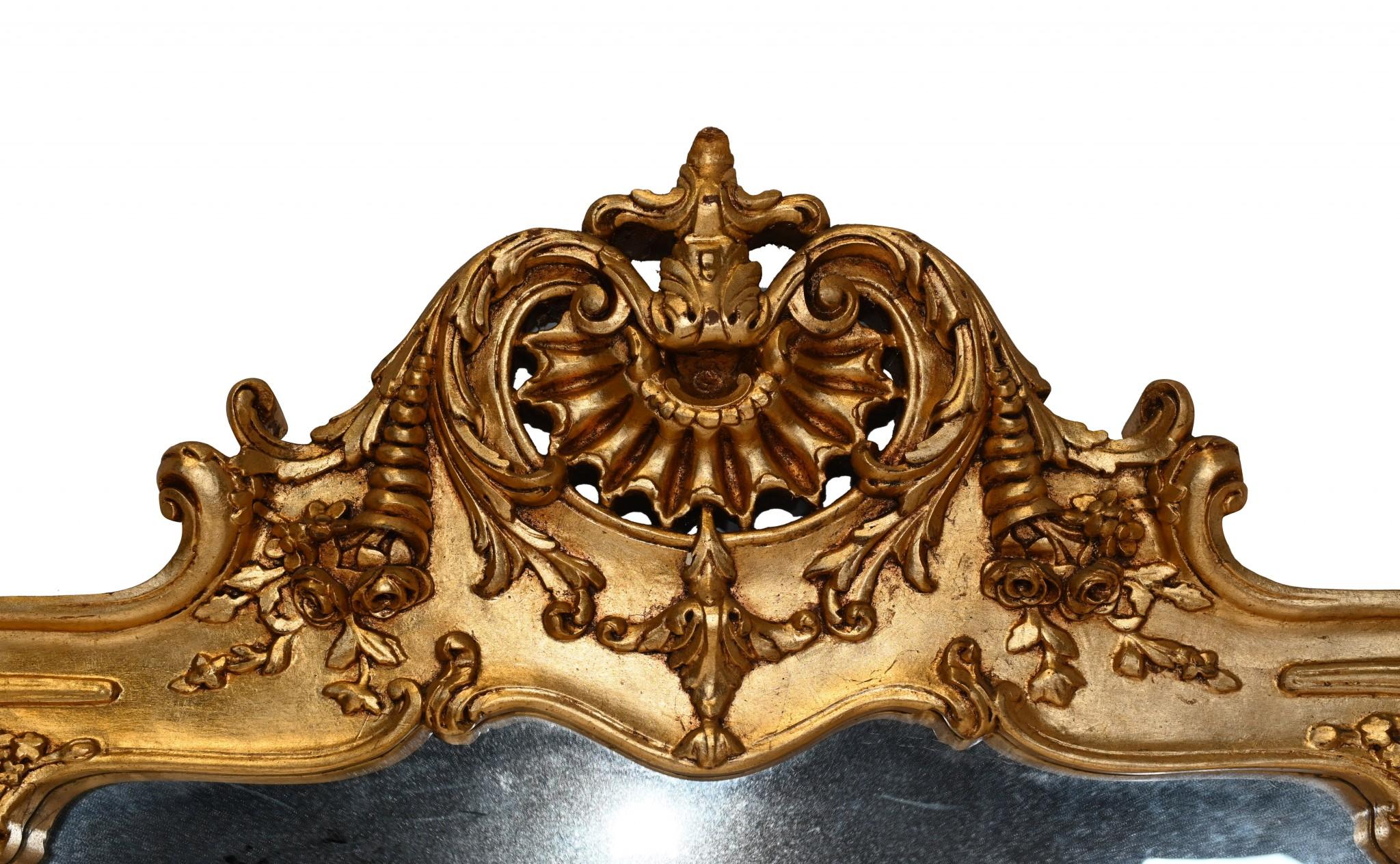 Elegante specchio da appoggio francese dorato
La finitura in legno d'orato ha una finitura brillante su questo specchio da molo 
È alto più di due metri e mezzo - 226 CM
Acquistato da un commerciante al mercato dell'antiquariato di Les Puces a