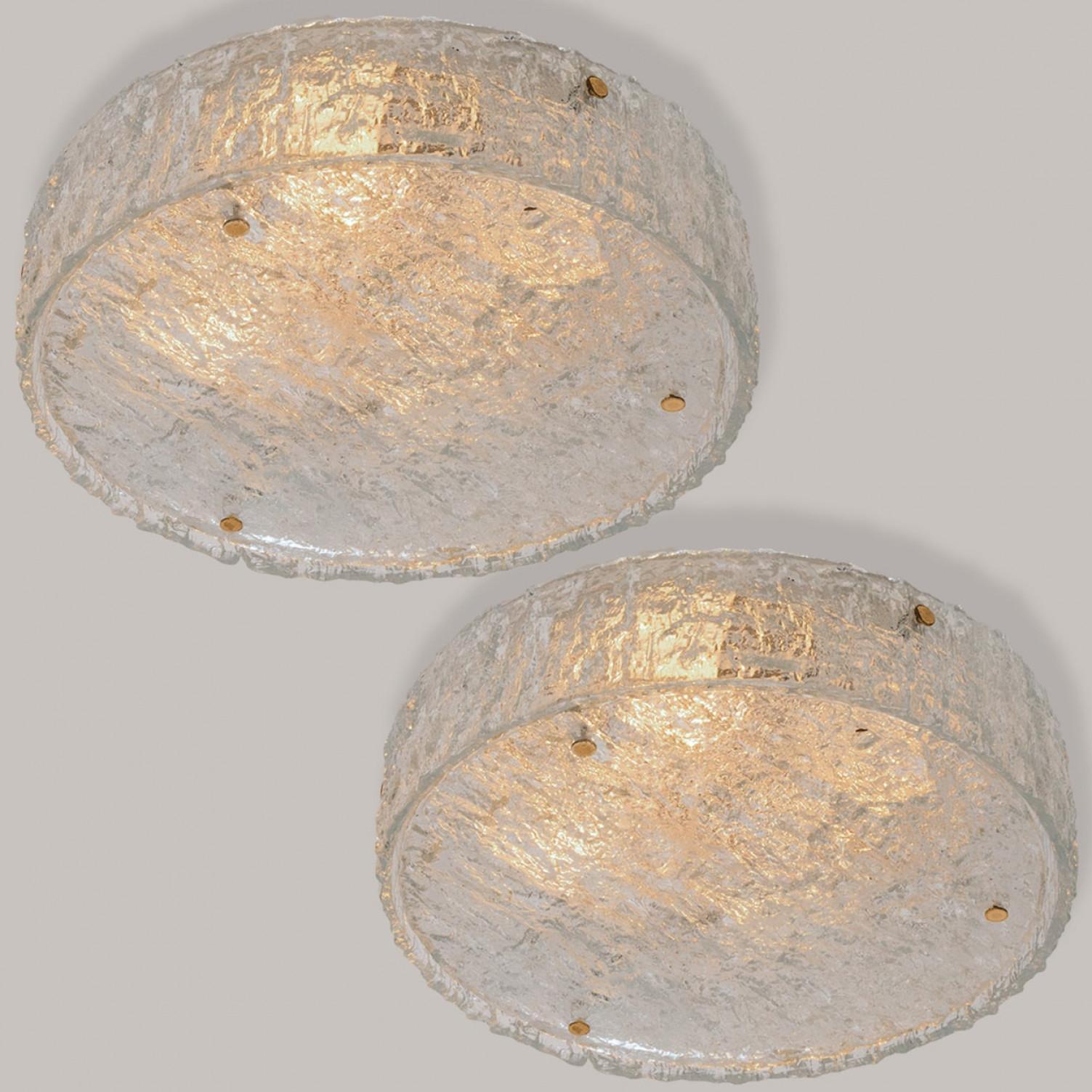 Magnifique lustre en verre glacé sur une armature métallique fabriqué par Kaiser, Allemagne, dans les années 1960. La lampe est équipée de trois grandes ampoules Edison. Rarement trouvé dans cette grande taille.
Deux pièces de verre épais texturé