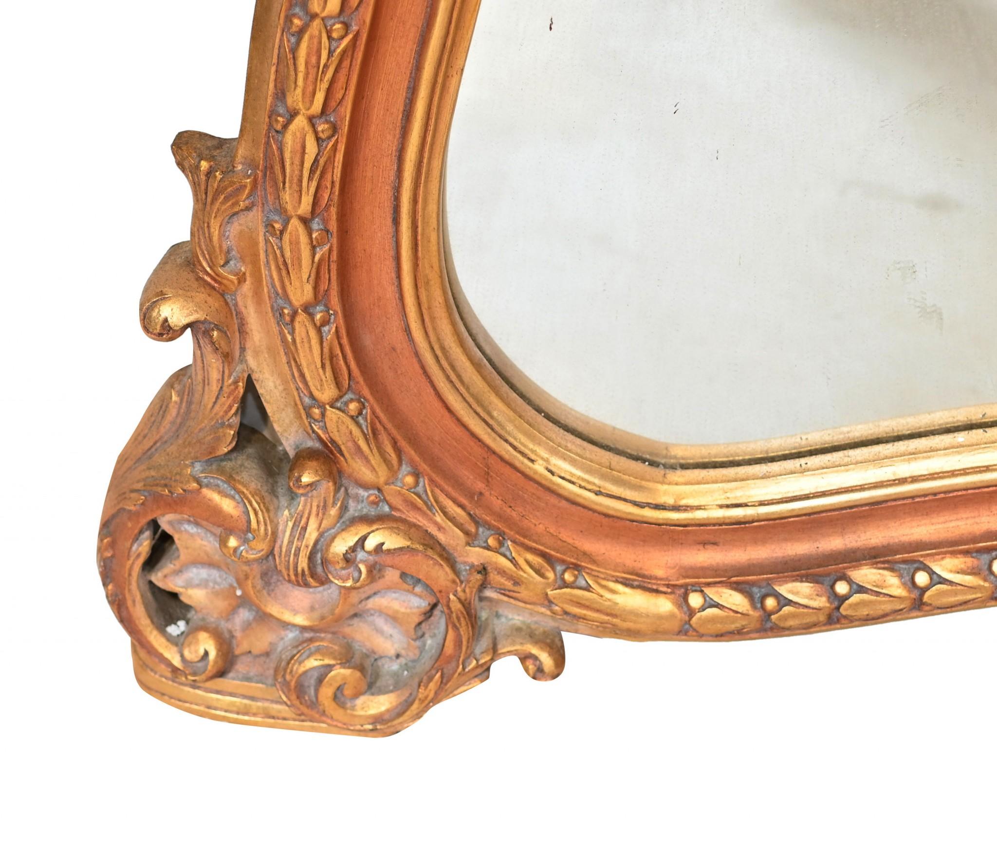 Superbe miroir de style Louis XV, doré, de style rococo.
D'une hauteur de plus de 2 mètres, il s'agit donc d'une pièce de grande taille.
J'adore la façon dont les hanches se courbent sur ce miroir, un design si élégant
Le cadre doré, sculpté à la