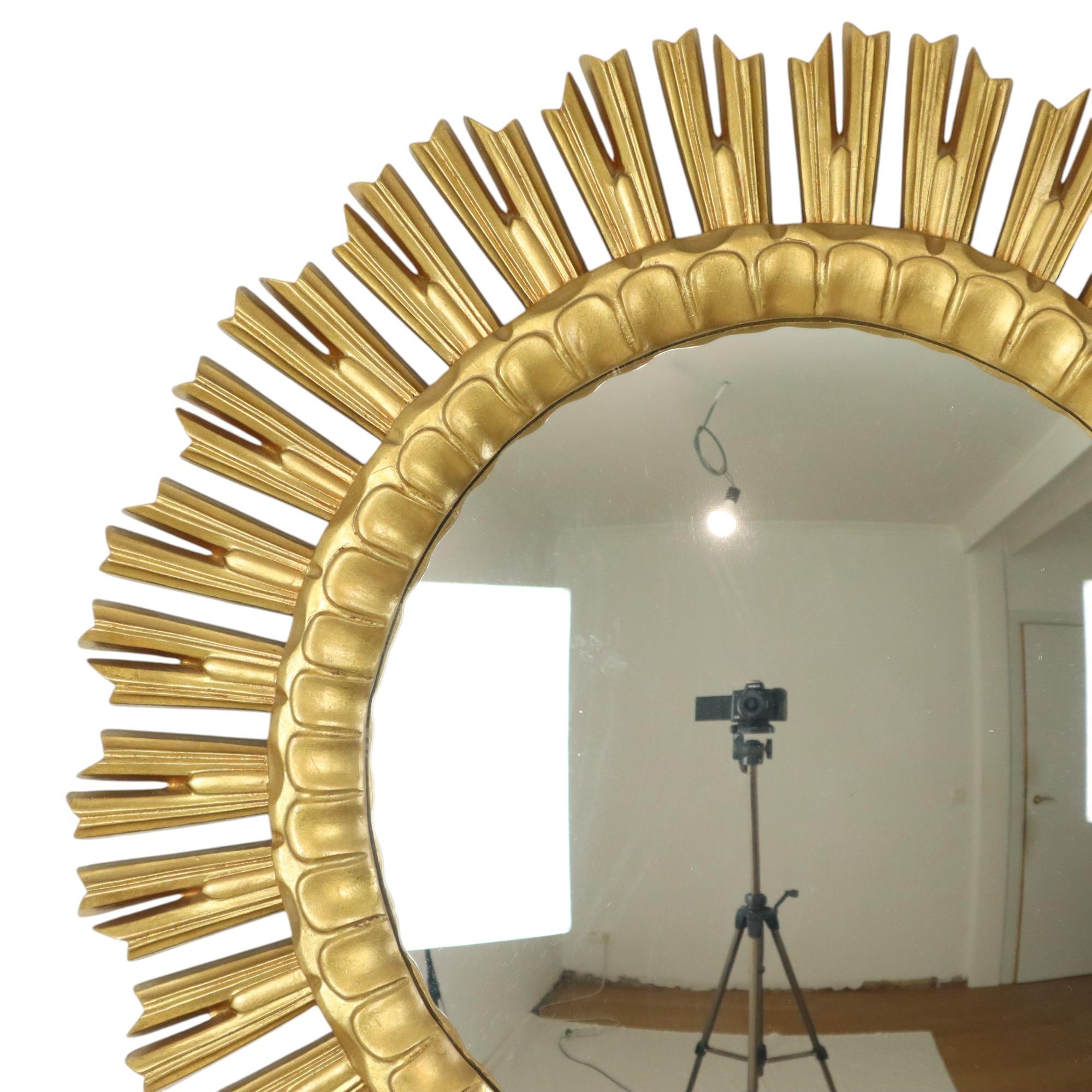 Autentico e pesante specchio solare dorato, specchio a raggiera in resina color oro, con uno specchio convesso molto grande, oggetto di design degli anni 1960-70.

Questi specchi stanno diventando sempre più rari, autentici e intramontabili oggetti
