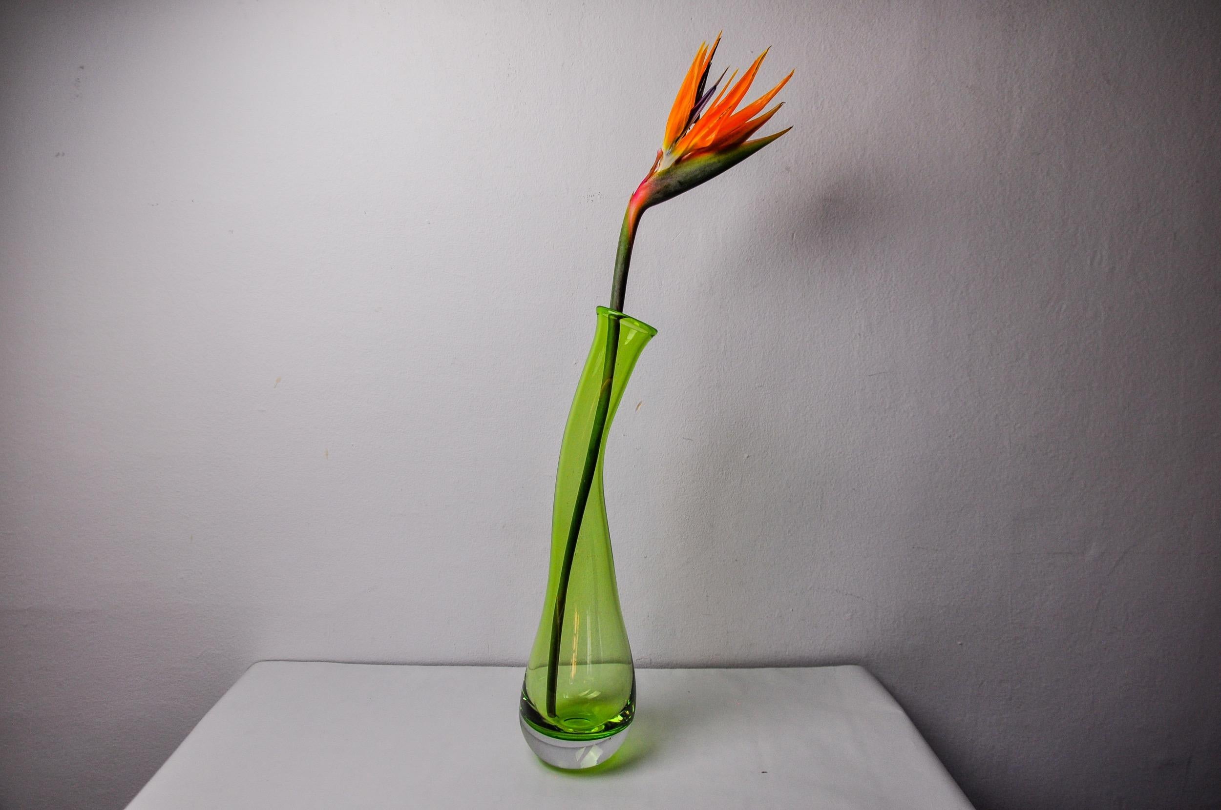 Superb and imposing green Sommerso vase designed and produced by Flavio Poli for Seguso in Italy in the 1970s. Murano glass vase handcrafted by Venetian master glassmakers using the Sommerso technique (superposition of layers of molten glass). Rare