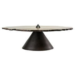 Table basse XL HALO en dalle de noyer de Bastogne avec base en bronze noirci par E