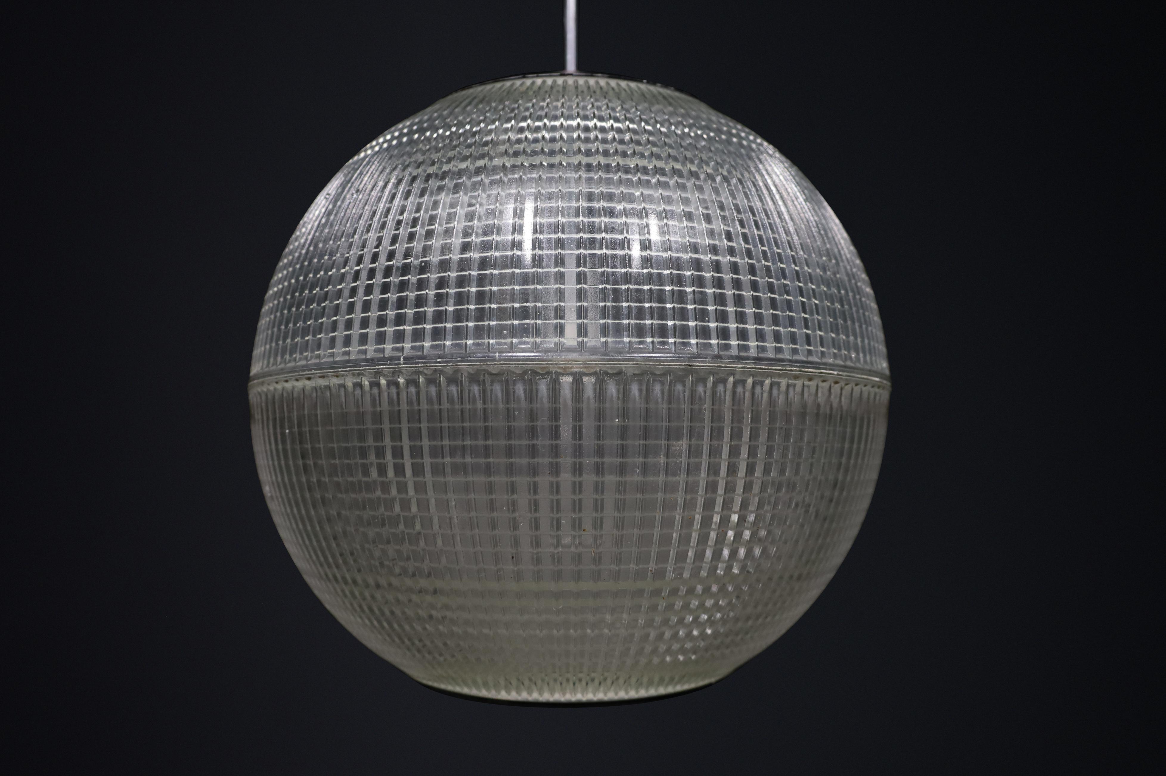 Rare lampe suspendue XL Holophane - Lampadaire original de Paris, France, 1960

Cette exceptionnelle lampe suspendue Holophane extra-large est un exemple rare et emblématique du design industriel du milieu du siècle dernier. Fabriqué à l'origine en