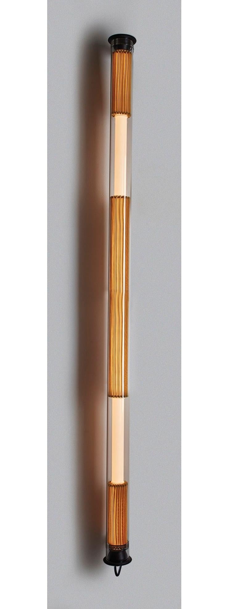 Lámpara de pared extragrande en el tubo 360° de Dominique Perrault & Gaëlle Lauriot-Prévost
Dimensiones: A 8,5 x A 162 cm
Materiales: Vidrio borosilicato, acero inoxidable
También disponible: Diferentes tamaños, versión colgante horizontal y