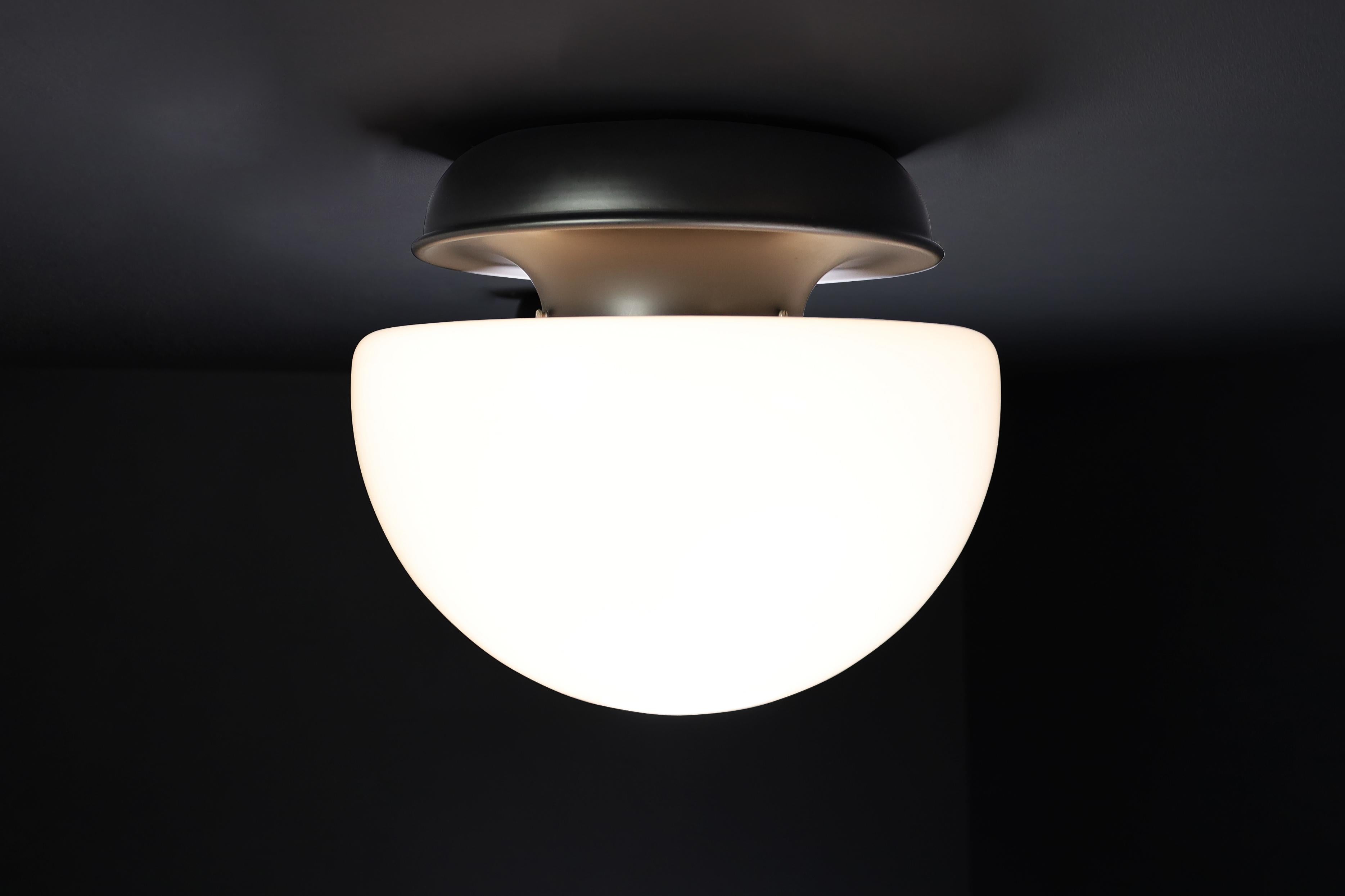 XL Applique / lampe de table en verre opalin et métal, 1960s - 22 Disponible

D'une taille et d'une forme remarquables, cette lampe champignon italienne XL des années 1960 est un exemple étonnant du design du milieu du siècle. Dotée d'un grand dôme