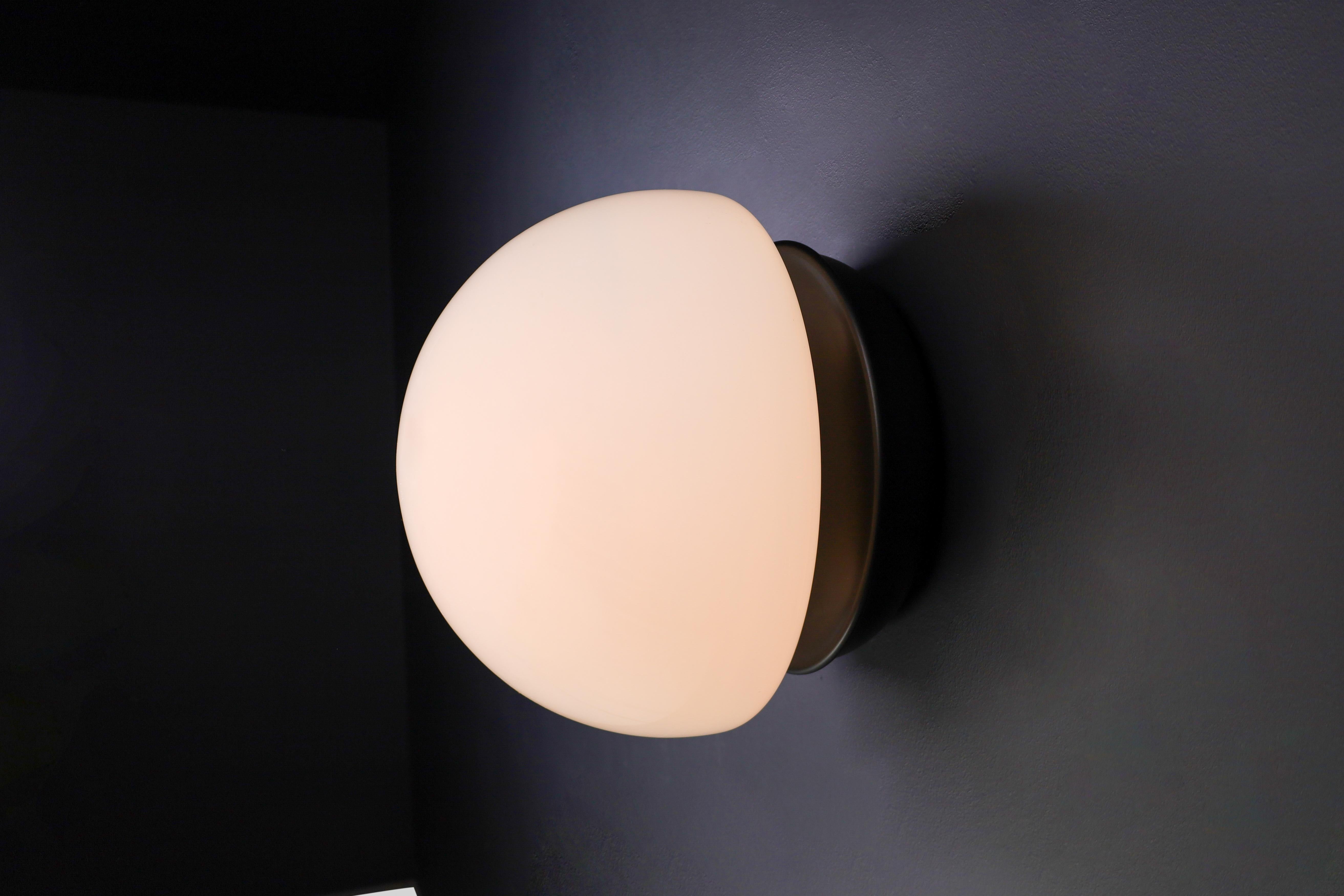 Mid-Century Modern Lampe champignon italienne XL en verre opalin et métal en vente