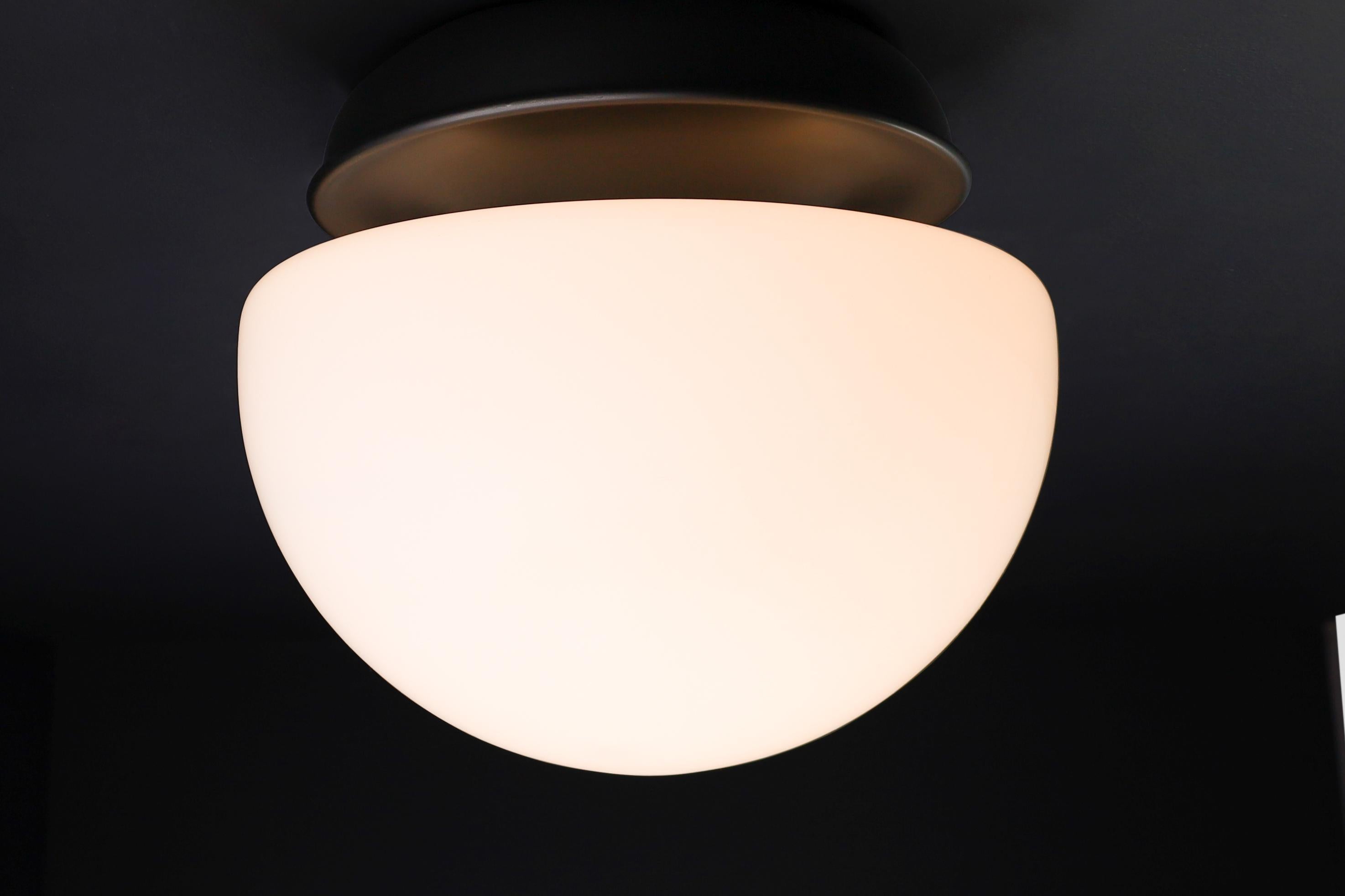 Lampe champignon italienne XL en verre opalin et métal Bon état - En vente à Almelo, NL